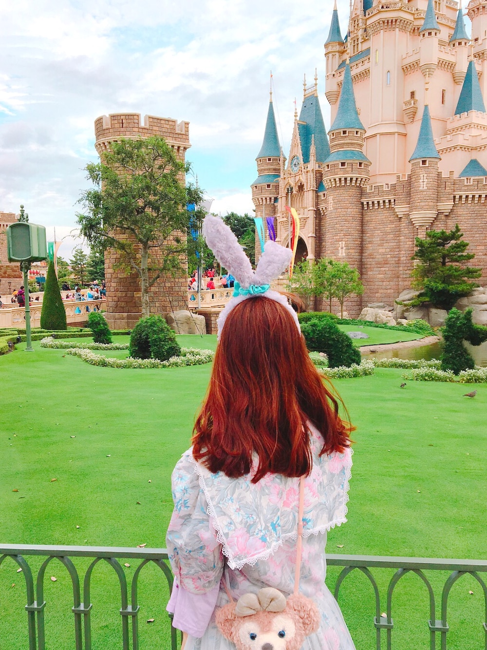 「ディズニー、10月、ワンピース、ワンピーススタイル、花柄、レベッカブティック、古着、TDL、ディズニーランド、ハロウィン」｜「LEBECCA boutiqueのアイテム（ワンピース、ピンク系）」を使った、nanaさん（レディース・155cm）の秋コーディネートの1枚目の写真