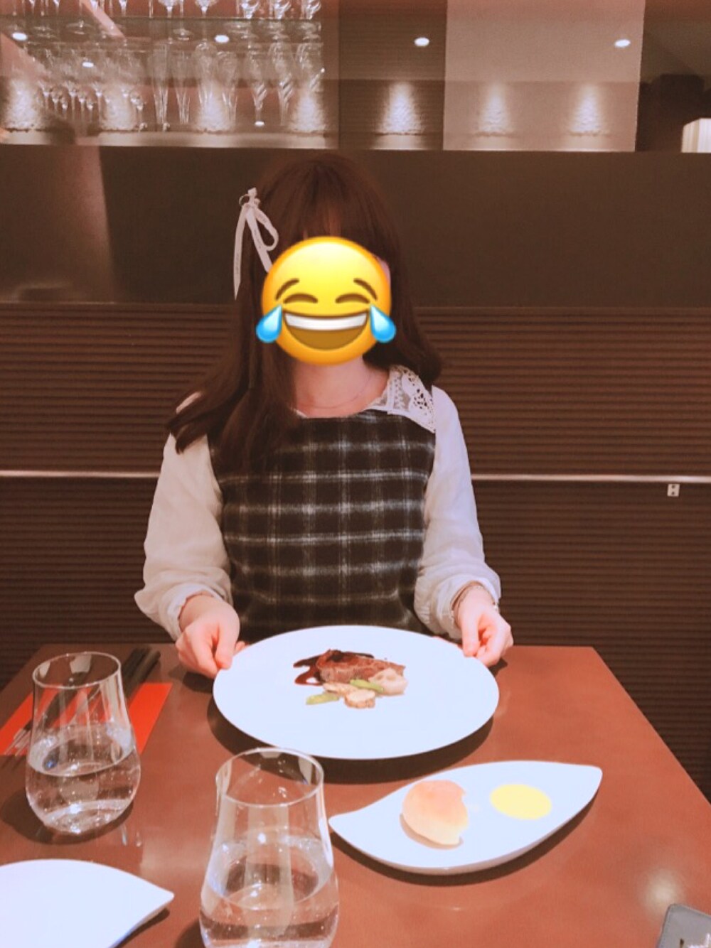 「ワンピース、チェック、ViS、表参道、シルク、ランチ、プラダ、リボン、ローリーズファーム(LOWRYS FARM)、冬」｜「VISのシャギーチェックノースリーブワンピース（ワンピース、ブルー系）」を使った、nanaさん（レディース・155cm）の冬コーディネートの1枚目の写真