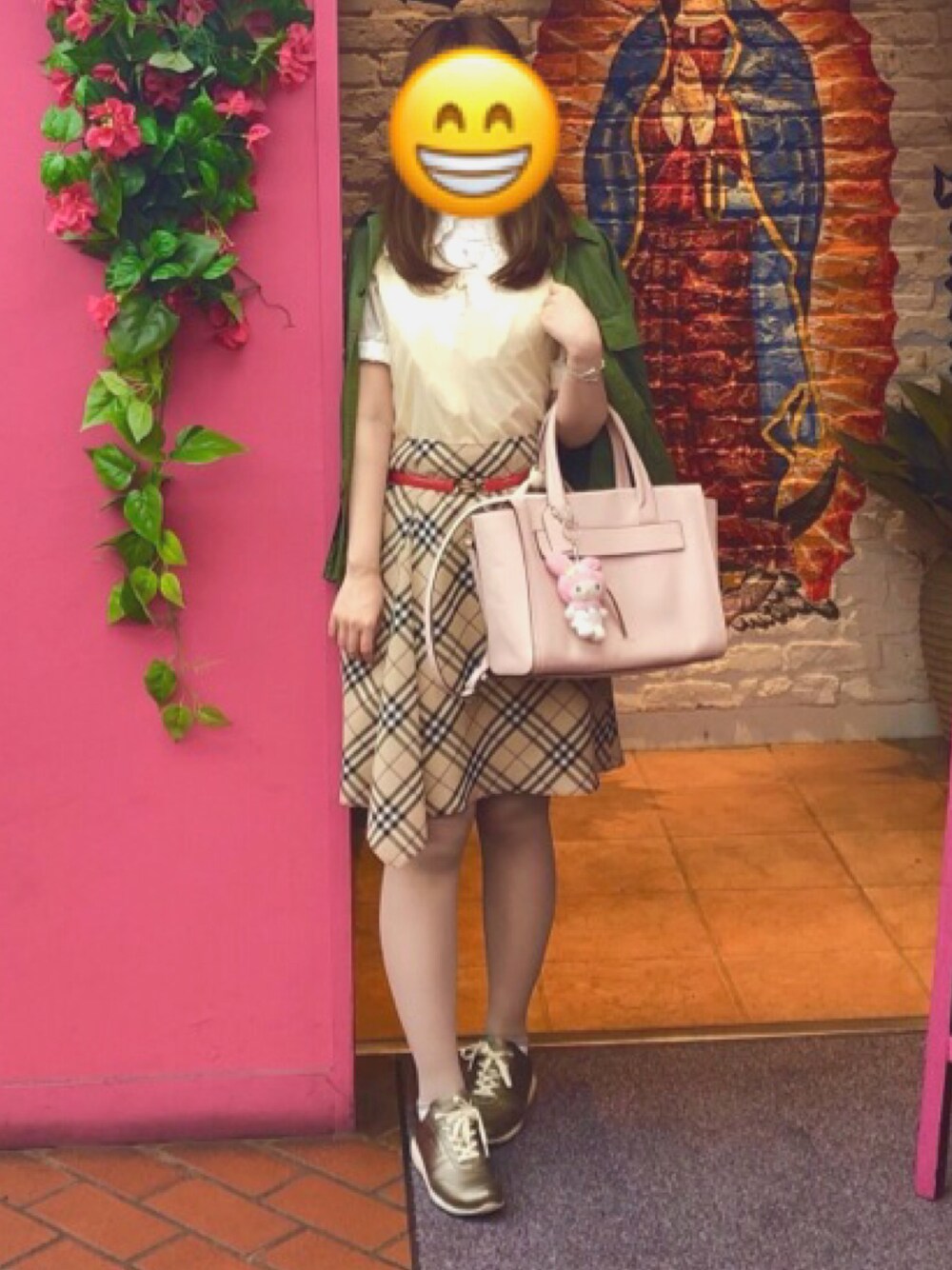 「バーバリー、burberry、スカート、チェック、渋谷、ミニタリー、ローリーズファーム(LOWRYS FARM)、シャツ、襟、おしゃれさんと繋がりたい」｜「BURBERRYのアイテム（スカート、ベージュ系）」を使った、nanaさん（レディース・155cm）の春コーディネートの1枚目の写真