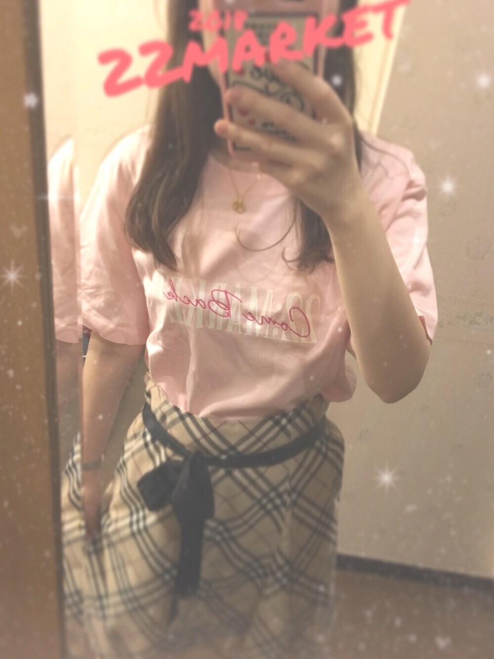 「カジュアルコーデ、こじはる、小嶋陽菜、シンプルコーデ、ロゴT、pink、ティーシャツ、バーバリー、burberry、チェックスカート」｜「22marketのアイテム（Tシャツ/カットソー、ピンク系）」を使った、nanaさん（レディース・155cm）の夏コーディネートの1枚目の写真