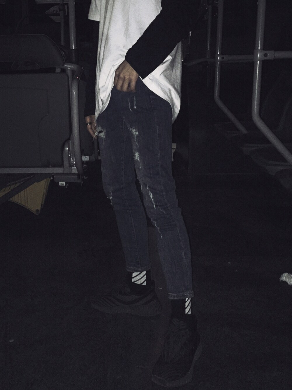 「巴士、夜」｜「Calvin Klein Jeansのアイテム（その他パンツ、ブルー系）」を使った、Little Pipiさん（メンズ・172cm）の夏コーディネートの1枚目の写真