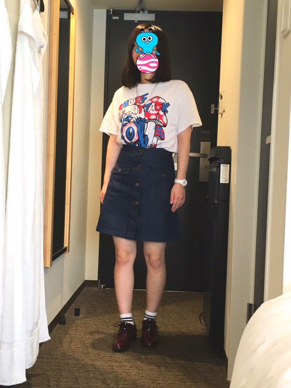 「スカート、Tシャツ、腕時計」｜「GUのアイテム（デニムスカート、ブルー系）」を使った、ゆまさん（レディース・157cm）の冬コーディネートの1枚目の写真