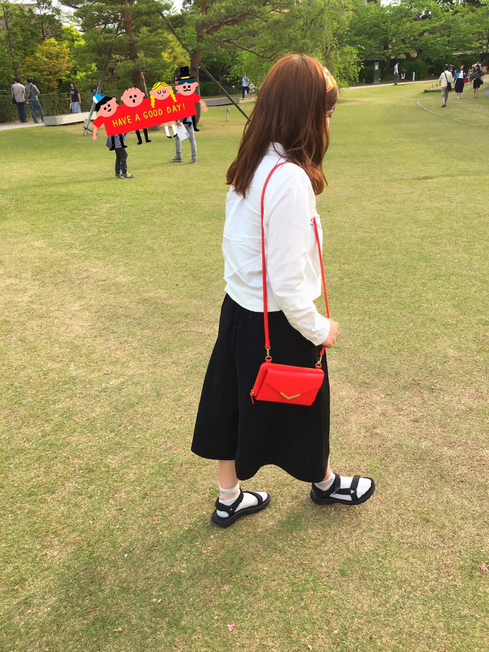 「ヘアバンド、シャツスタイル、スポーツサンダル、ガウチョパンツ、シャツ、靴下」｜「GUのアイテム（シャツ/ブラウス、ホワイト系）」を使った、ゆまさん（レディース・157cm）の春コーディネートの1枚目の写真