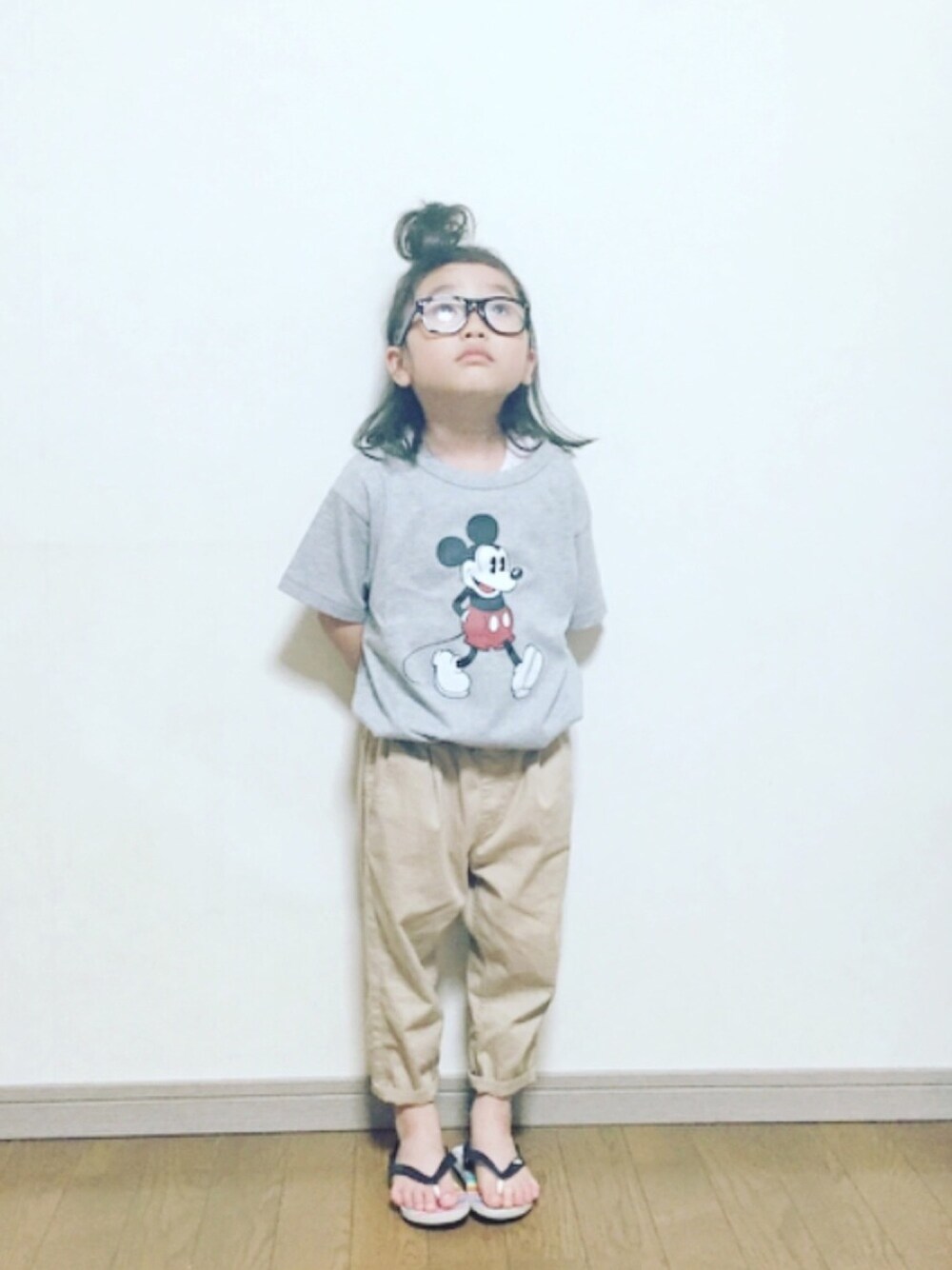 「夏コーデ、キッズファッション、女の子コーデ、シンプル、カジュアル、ユニクロ、4歳、Tシャツ、保育園コーデ、ミッキー」｜「UNIQLOのBOYS ディズニーコレクショングラフィックT（半袖）（Tシャツ/カットソー、グレー系）」を使った、a o さん（キッズ・100cm）の夏コーディネートの1枚目の写真