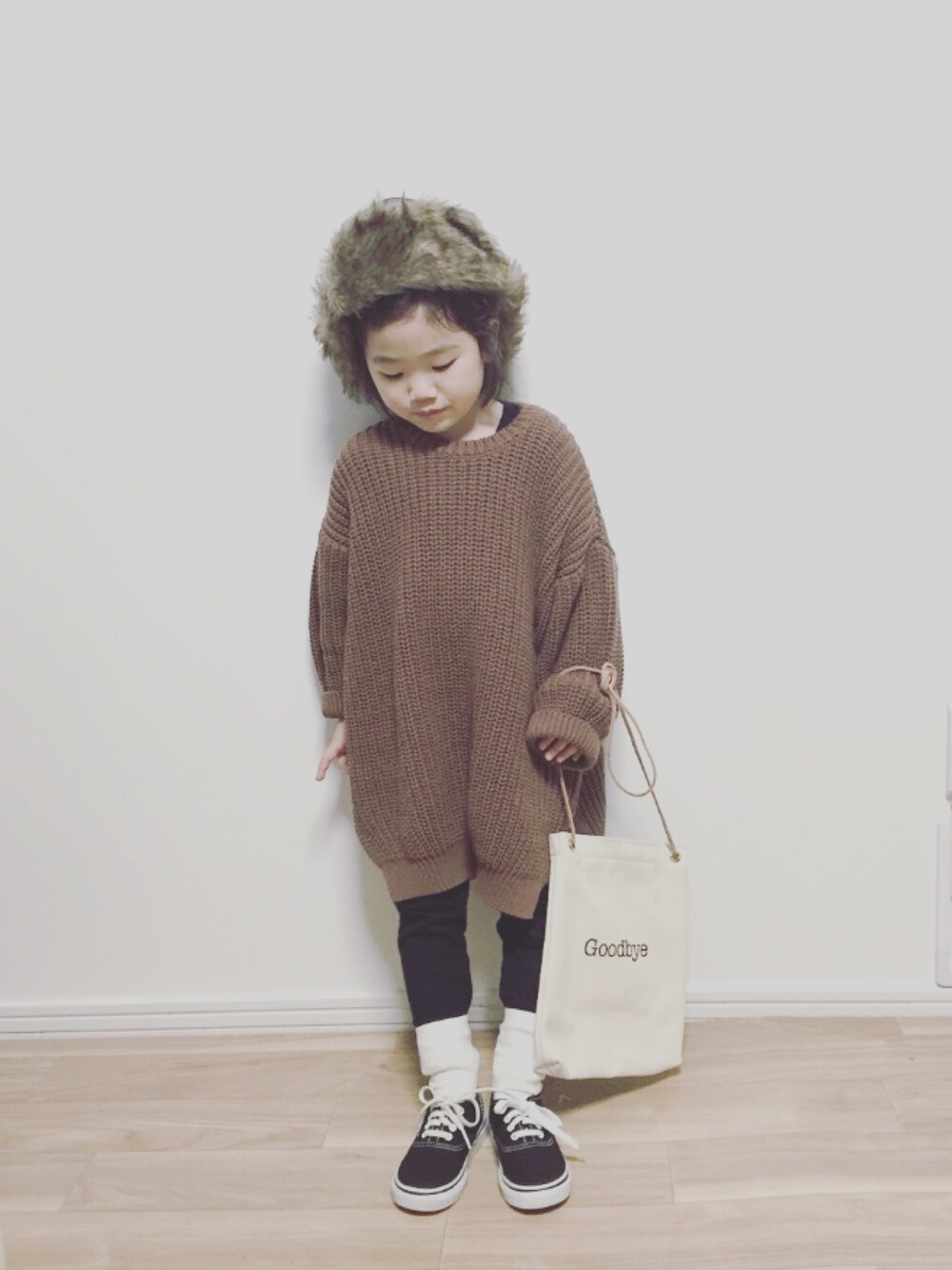 「22j_boutique、冬コーデ、シンプル、カジュアル、キッズコーデ、ニットワンピース、レギンス、フライトキャップ、VANS、女の子」｜「3coinsのアイテム（帽子、ブルー系）」を使った、a o さん（キッズ・100cm）の冬コーディネートの1枚目の写真