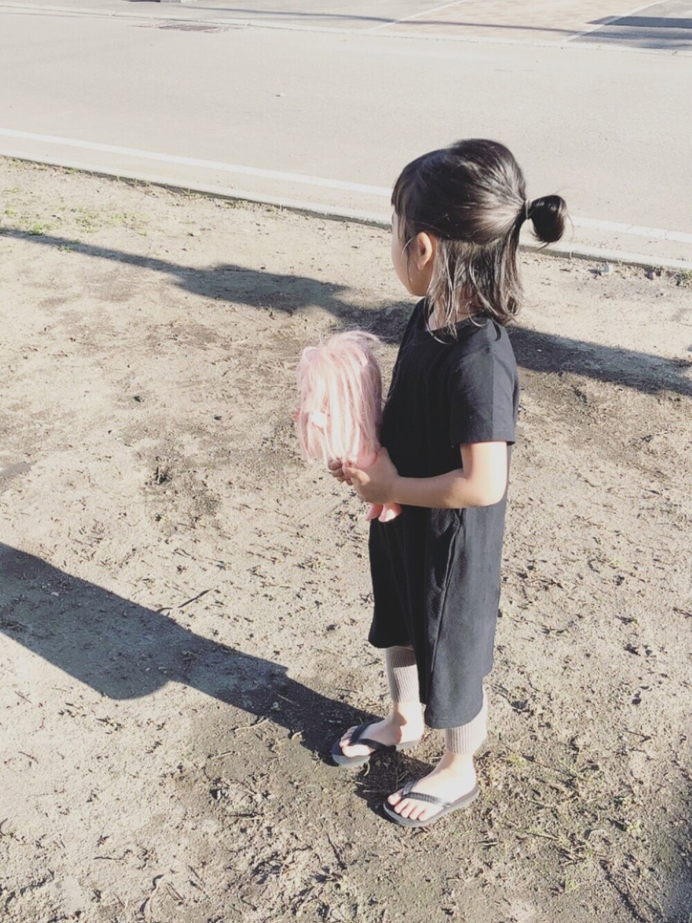 「キッズコーデ、シンプル、カジュアル、夏コーデ、ワンピース、リブレギンス、ビーチサンダル、女の子、5歳、マイデビロック2018」｜「devirockのポケット付き半袖Aラインワンピース 半袖ワンピース（ワンピース、ブラック系）」を使った、a o さん（キッズ・100cm）の夏コーディネートの1枚目の写真