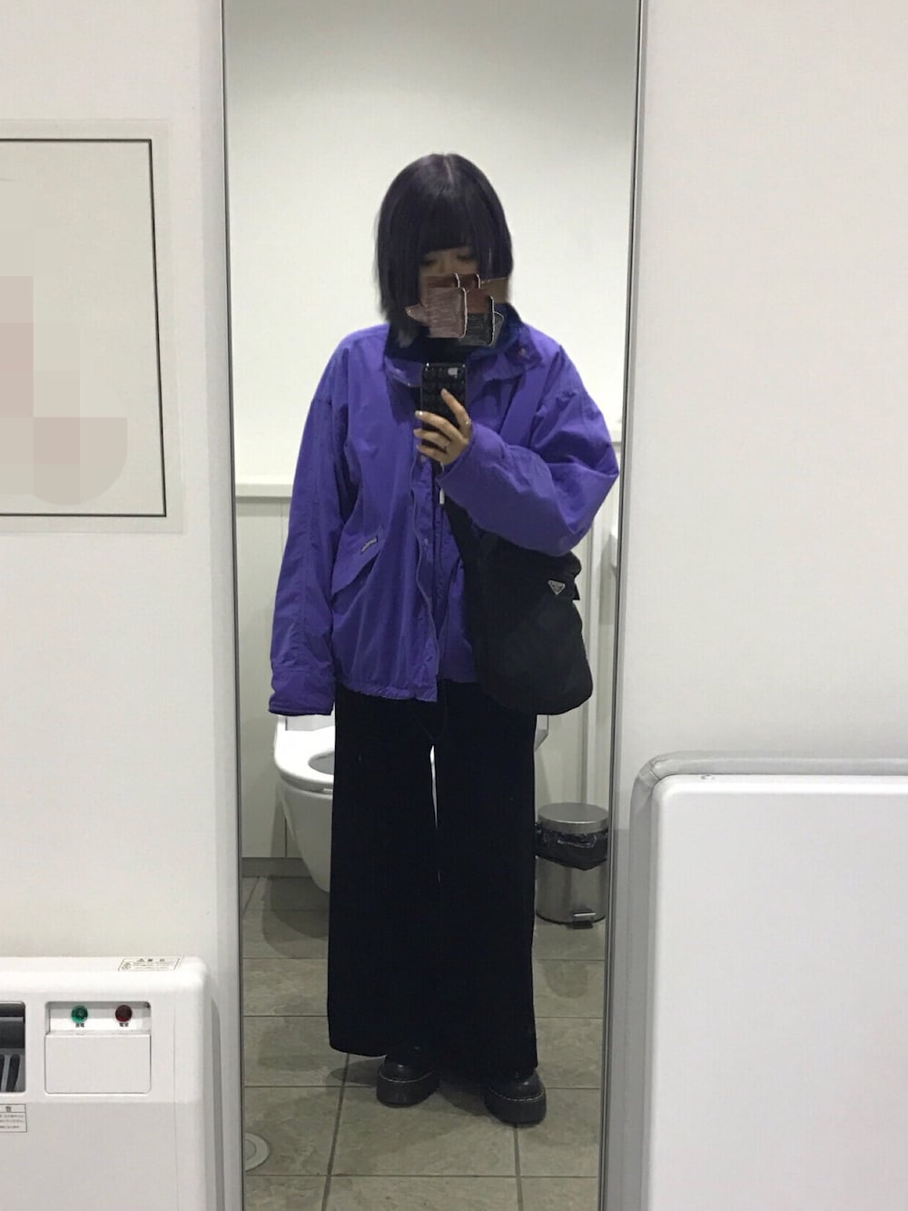 「パープル、紫、シンプルコーデ、patagonia、PRADA、UNIQLO、ベロア、Dr.Martens、ショルダーバッグ、ストリート」｜「patagoniaのアイテム（マウンテンパーカー、パープル系）」を使った、mizuさん（レディース・157cm）の秋コーディネートの1枚目の写真