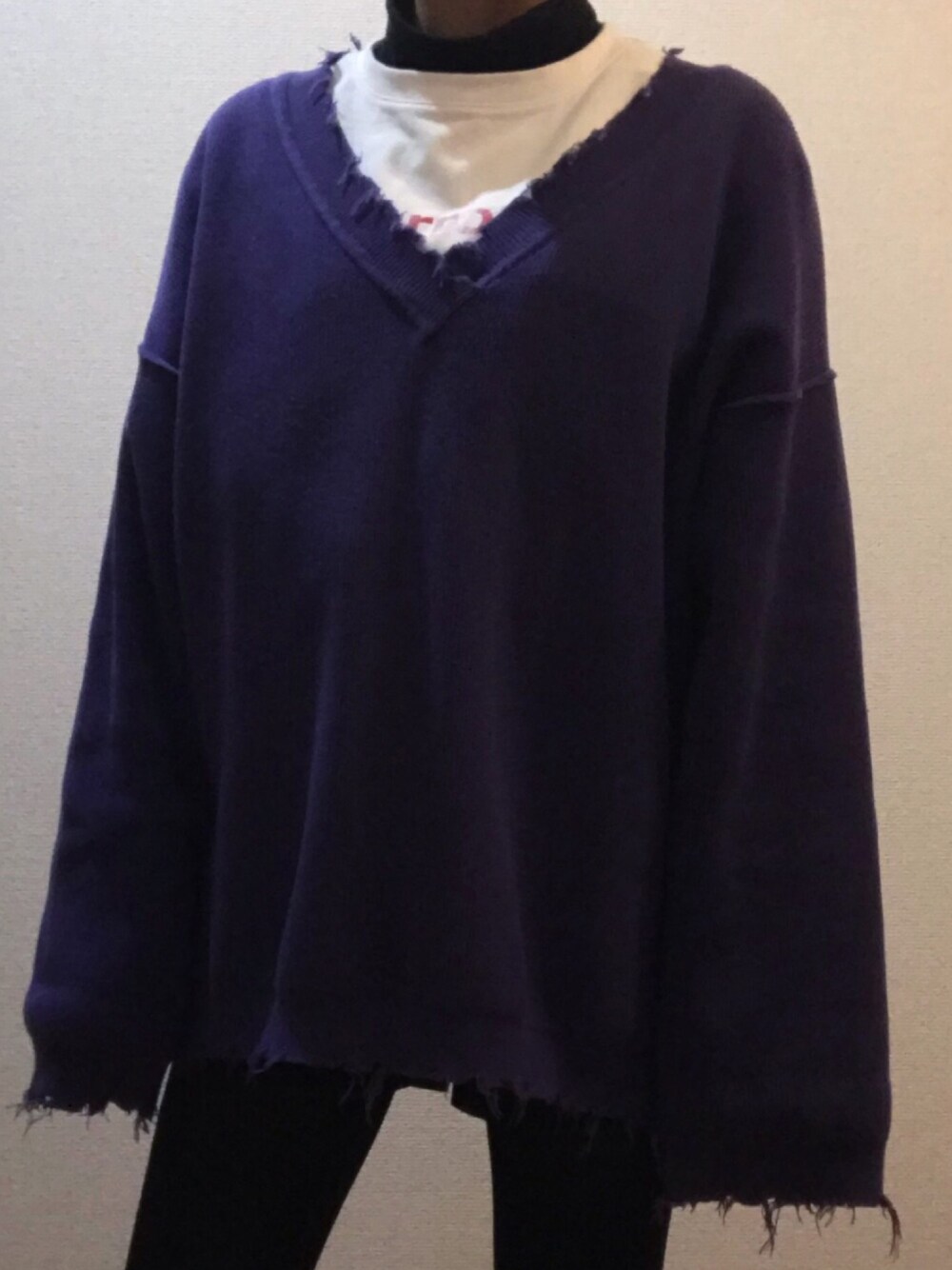 「ootd、シンプルコーデ、PERVERZE、紫ニット、ダメージニット、ADER error、ゆるコーデ、ゆるニット、パンツスタイル、パープル」｜「PERVERZEのアイテム（ニット/セーター、パープル系）」を使った、mizuさん（レディース・157cm）の冬コーディネートの1枚目の写真
