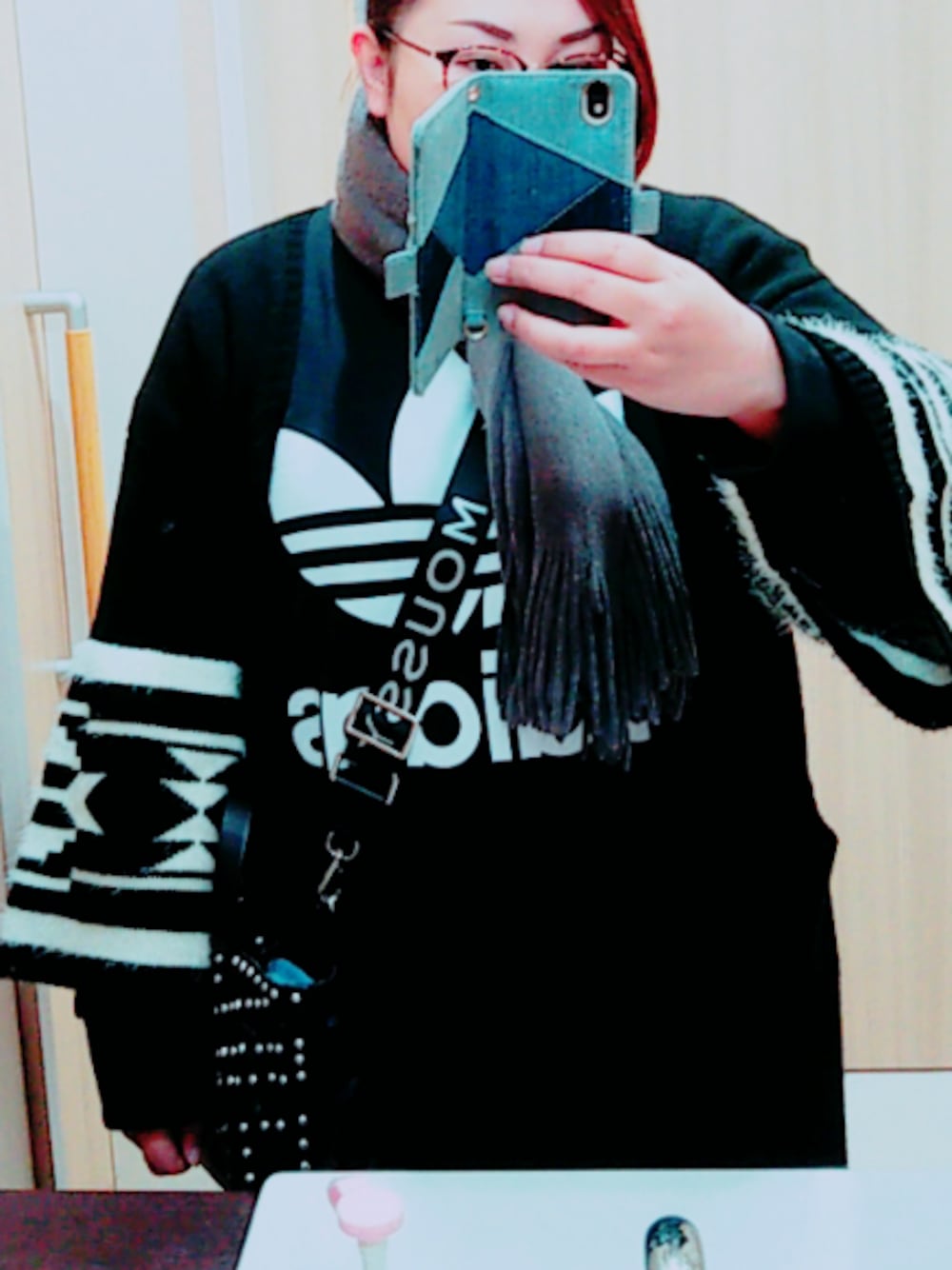 「冬コーデ、moussy、adidas originals、モノトーンコーデ」｜「adidasのアイテム（スウェット、ブラック系）」を使った、CHIKOさん（レディース・160cm）の冬コーディネートの1枚目の写真