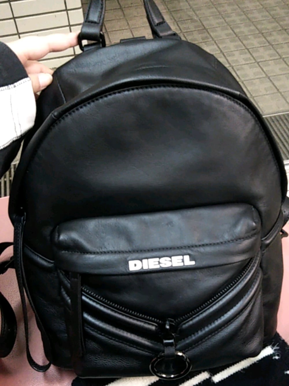 「牛革、Diesel、リュック」｜「DIESELのアイテム（バックパック/リュック、ブラック系）」を使った、CHIKOさん（レディース・160cm）の冬コーディネートの1枚目の写真