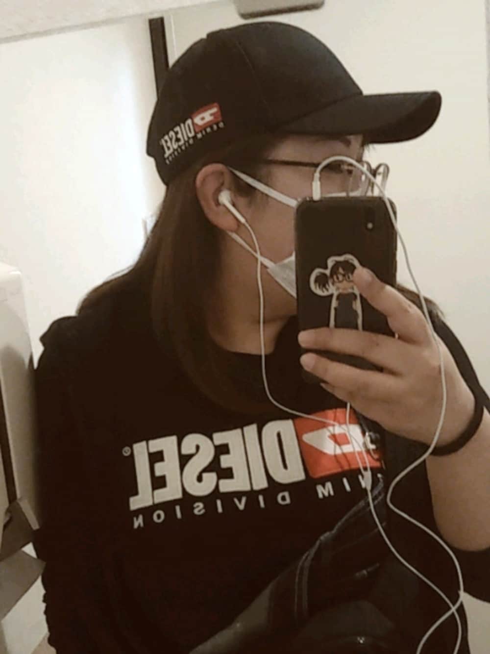 「Diesel、キャップ、Tシャツ、ブラックコーデ」｜「DIESELのアイテム（Tシャツ/カットソー、ブラック系）」を使った、CHIKOさん（レディース・160cm）の春コーディネートの1枚目の写真