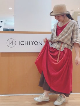 「アイテム（ワンピース/ドレス、レッド系）」を使った、14+ あべのHOOP店 スタッフさん（レディース・162cm）の夏コーディネート