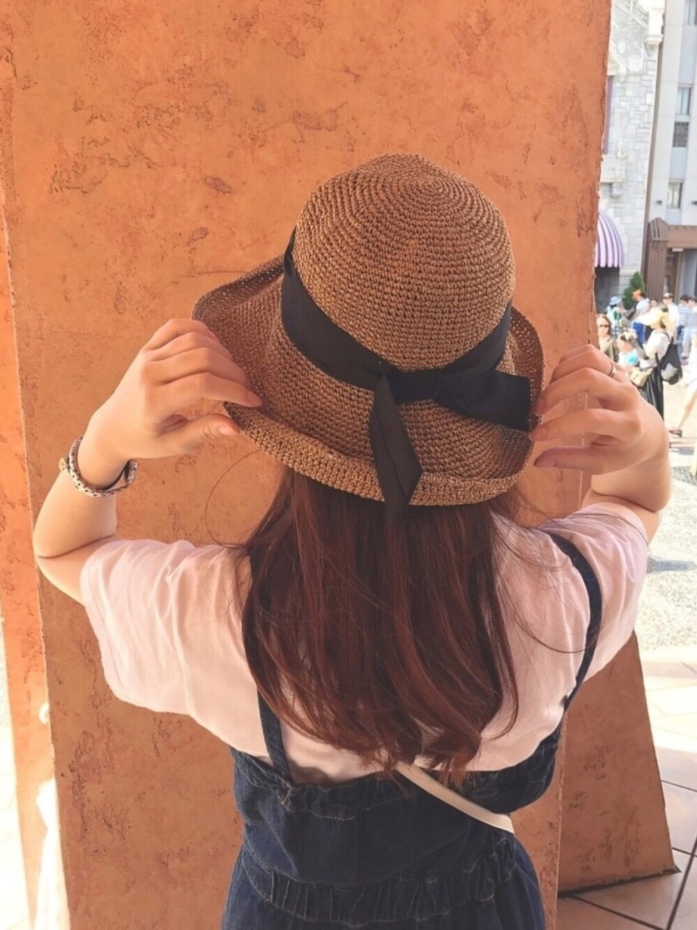 「夏、イチヨンプラス、ワンピース、LOWRYS FARM、デニムワンピース、シンプル、帽子、おでかけ、MILKFED.、カジュアル」｜「14+のセーラーリボン巻き手編み麦わらつば広ハット（ハット、ブラウン系）」を使った、14+ あべのHOOP店 スタッフさん（レディース・160cm）の夏コーディネートの1枚目の写真