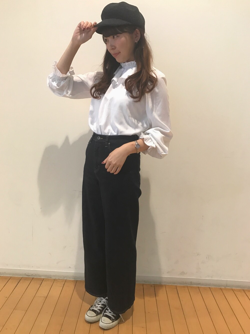 「キャスケット、秋冬コーデ、イチヨンプラス、RUBY AND YOU、カジュアル、シンプル、ブラウス、デニム、UNIQLO、コンバース」｜「UNIQLOのアイテム（デニムパンツ、ブルー系）」を使った、14+ あべのHOOP店 スタッフさん（レディース・160cm）の秋コーディネートの1枚目の写真
