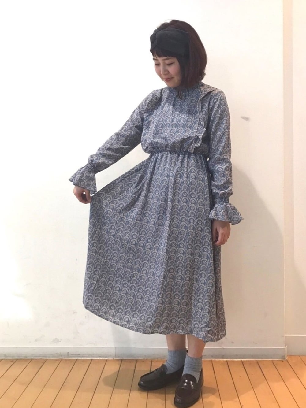「ワンピース、ヘアバンド、ローファー、リボン、ガーリー、楽チンコーデ、ボリューム袖、イチヨンプラス、カジュアル、プチプラ」｜「paravionのアイテム（ワンピース、ブルー系）」を使った、14+ あべのHOOP店 スタッフさん（レディース・162cm）の秋コーディネートの1枚目の写真