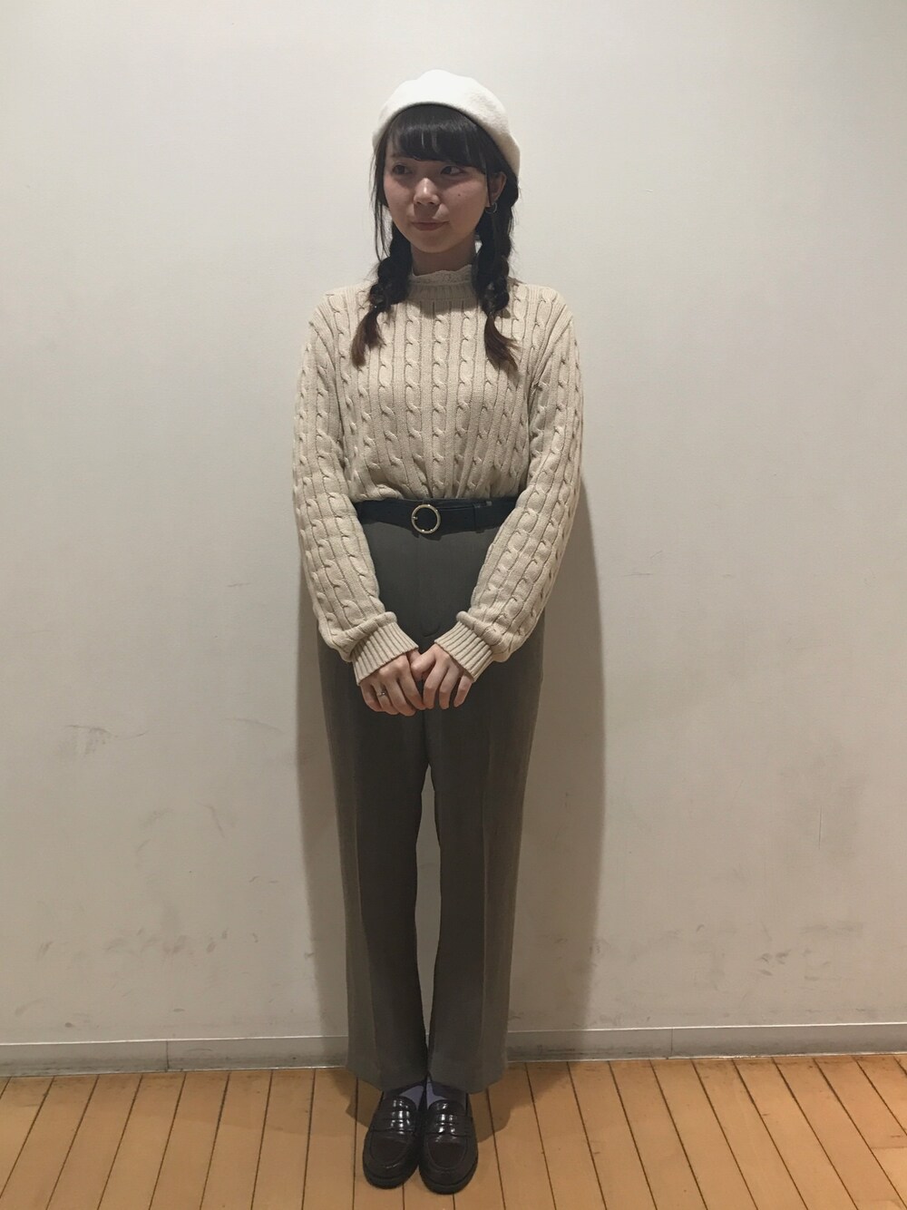 「シンプル、秋のコーデ、ベレー帽、イチヨンプラス、ニット、アメリカンアパレル、白ベレー帽、ローファー、marte」｜「usedのアイテム（チノパンツ、ブラウン系）」を使った、14+ あべのHOOP店 スタッフさん（レディース・165cm）の秋コーディネートの1枚目の写真