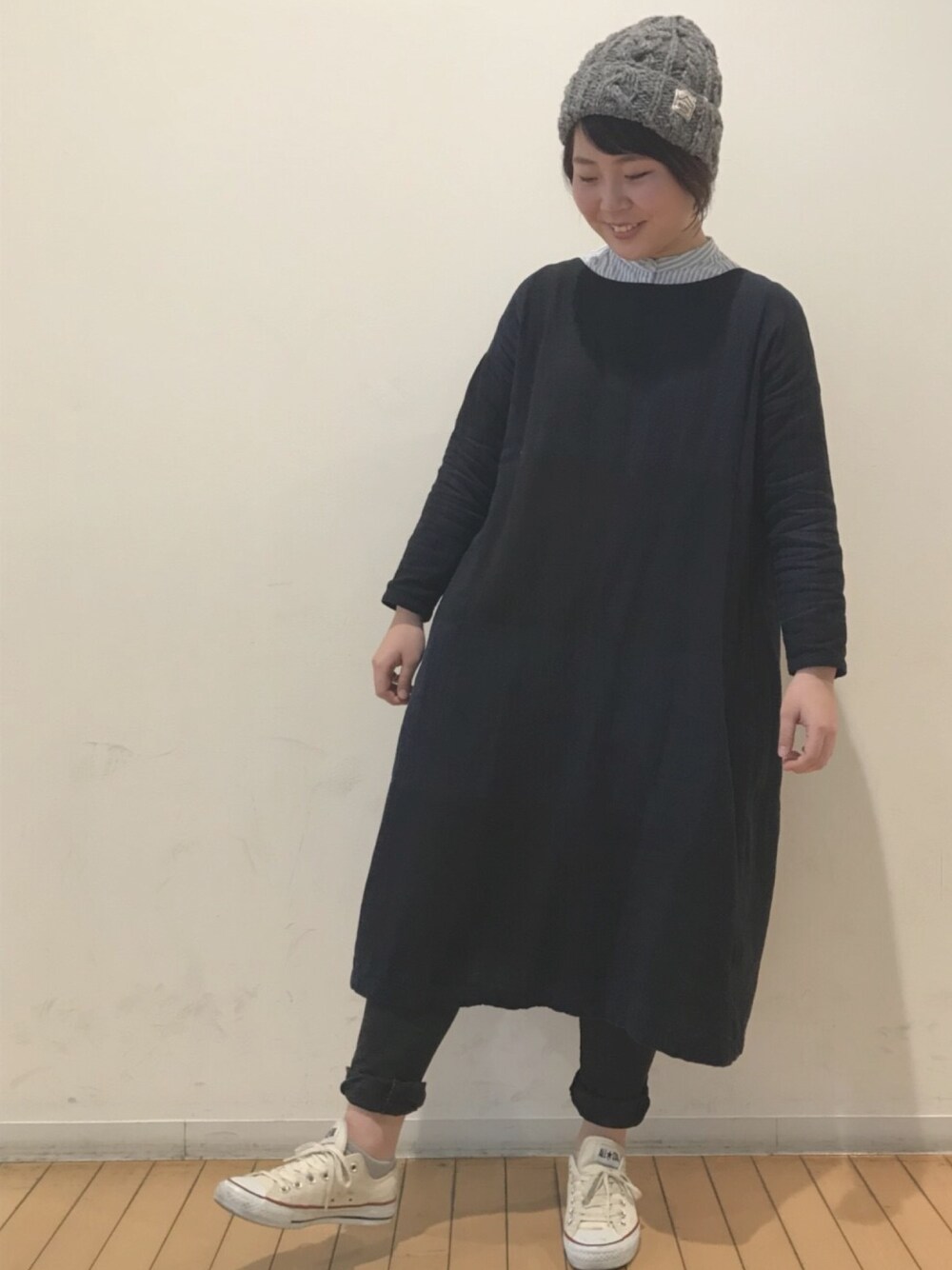 「＃ニット帽#スキニー#ブラック#コンバース＃GU#カジュアル#ナチュラル#イチヨンプラス#ワンピース＃ショートヘア」｜「studio CLIPのアイテム（ワンピース、ブラック系）」を使った、14+ あべのHOOP店 スタッフさん（レディース・162cm）の冬コーディネートの1枚目の写真