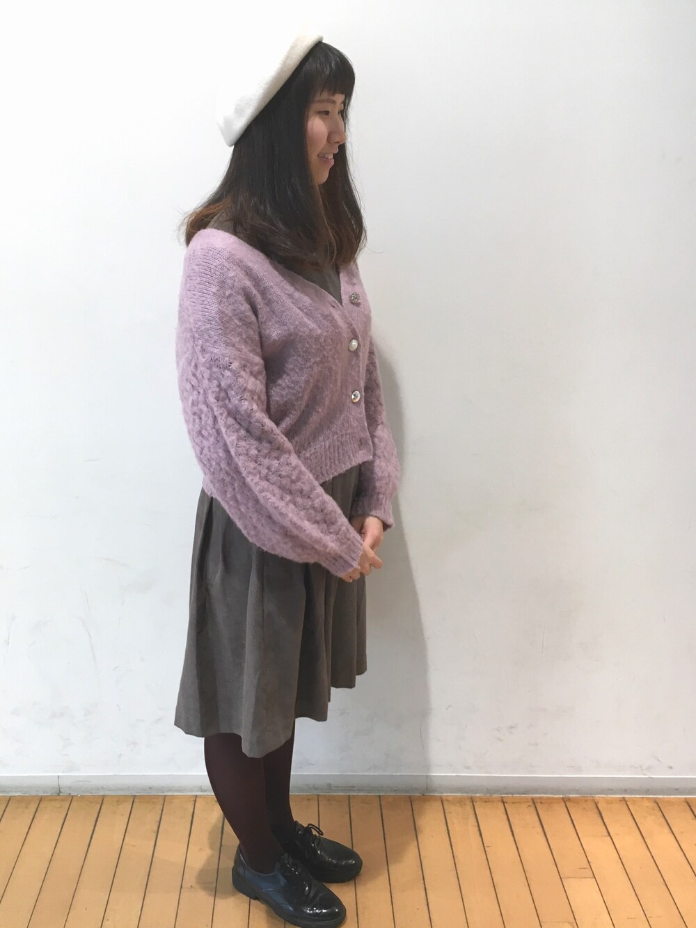 「ベレー帽、冬コーデ、カラータイツ、高身長女子、白ベレー帽、パープル×グレー」｜「14+のオリジナル国産フェルトバスクベレー帽（ハンチング/ベレー帽、ホワイト系）」を使った、14+ あべのHOOP店 スタッフさん（レディース・173cm）の冬コーディネートの1枚目の写真