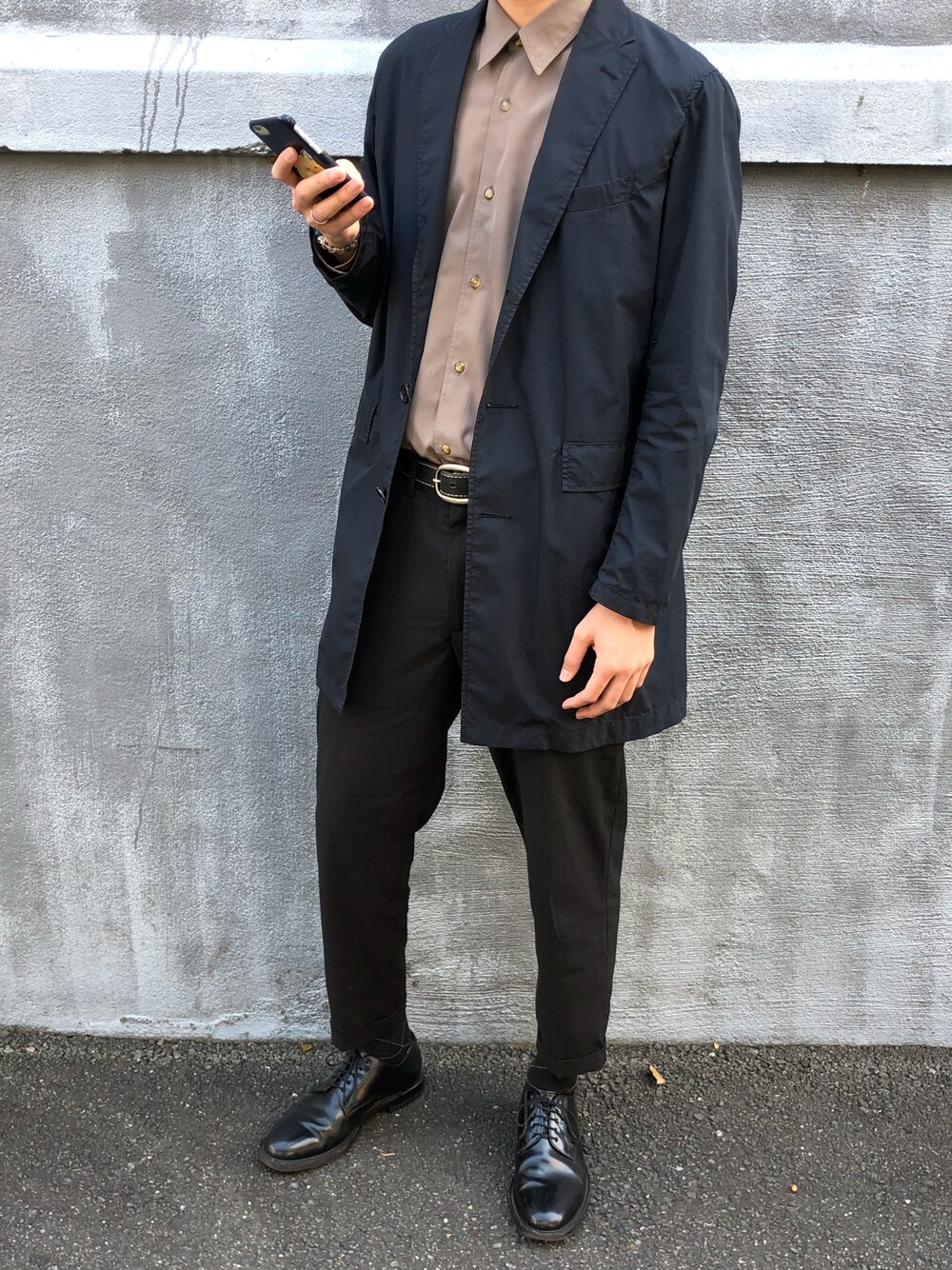 「BEAMSのアイテム（チェスターコート、ブラック系）」を使った、shogoさん（メンズ・180cm）の春コーディネートの1枚目の写真