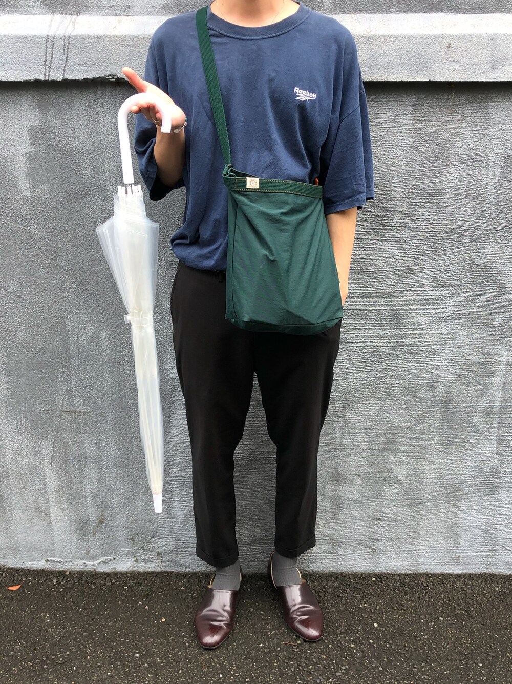 「夏だ！Tシャツ着よう！、シンプルコーデ、タックイン、ビッグシルエット、outfit、古着好きな人と繋がりたい、相互フォロー、革靴、ootd、夏コーデ」｜「TOOLSのTools  KONBU  巻きショルダーバッグＳ（ショルダーバッグ、グリーン系）」を使った、shogoさん（メンズ・180cm）の夏コーディネートの1枚目の写真