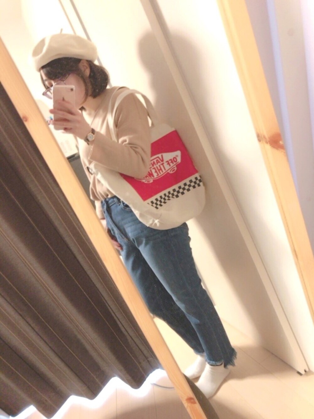 「カジュアルコーデ、ベレー帽、ガチメガネ、カットオフデニム、デニムパンツ、春色、コットン、ウエストイン」｜「ikkaのコットンサーモベレー                     （ハンチング/ベレー帽、ホワイト系）」を使った、ユズルさん（レディース・150cm）の春コーディネートの1枚目の写真