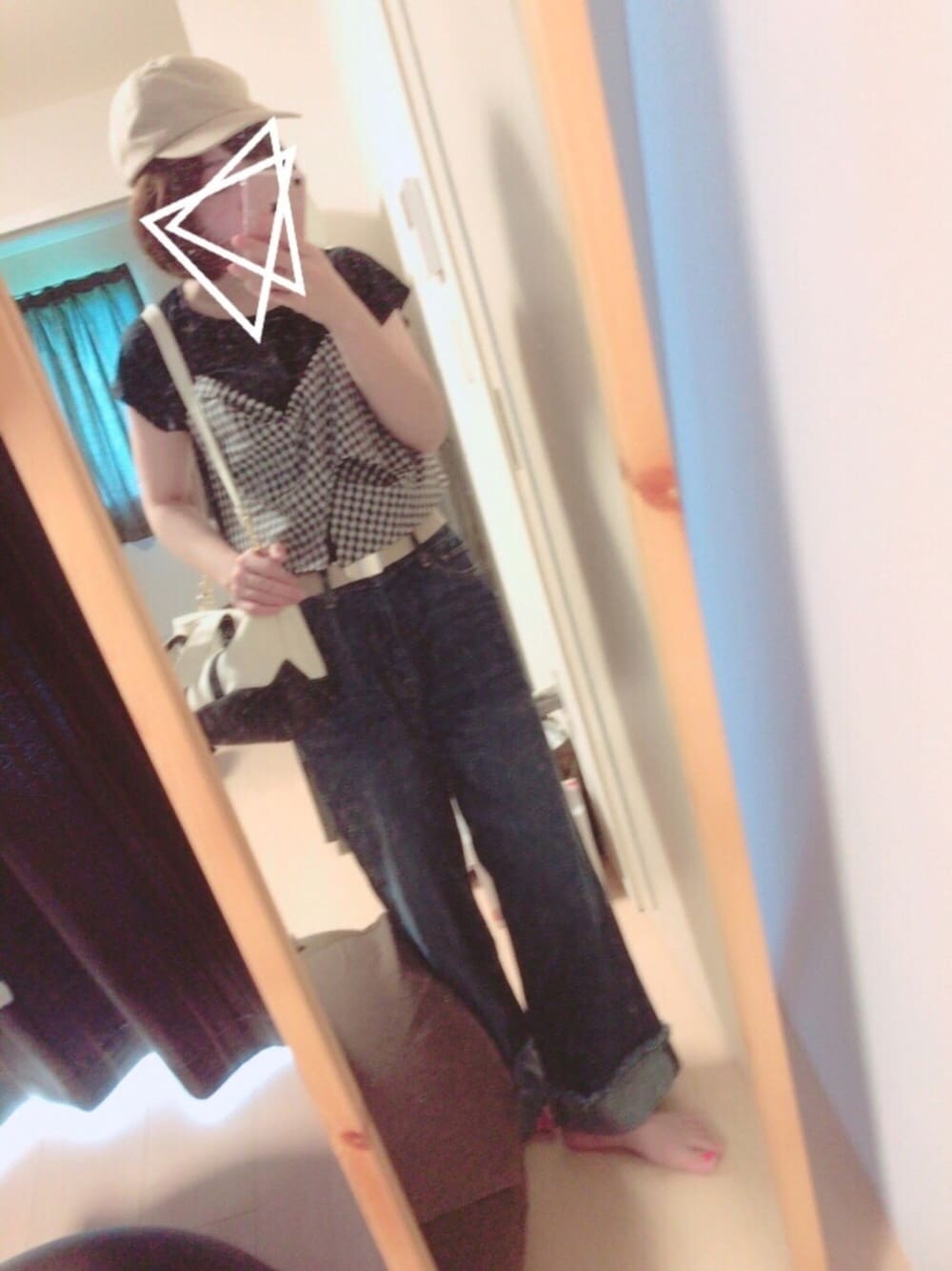 「デニムパンツ、ワイドパンツ、ガチャベルト、ギンガムチェック、クリアサンダル、ミニトート、キャップ女子、暑い、レイヤードトップス、ビスチェ」｜「GLOBAL WORKのローキャップ/727849（キャップ、ベージュ系）」を使った、ユズルさん（レディース・150cm）の夏コーディネートの1枚目の写真