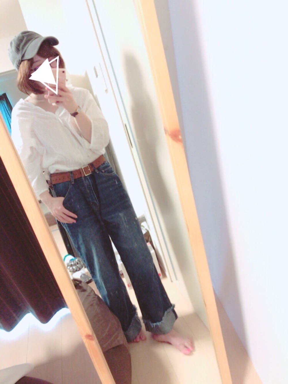 ホワイト系のシャツ/ブラウス、ブルー系のデニムパンツ、ピンク系のタンクトップを着用したレディースの夏コーディネートの1枚目の写真