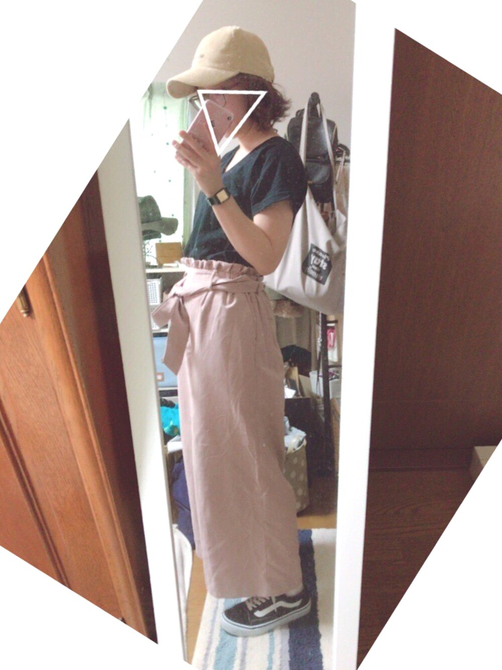 「MILKFED.、プレゼント、ワイドパンツ、ウエストリボン、ピーチスキン、コーデュロイキャップ、VネックT、キャップ×メガネ、ガチメガネ、初秋コーデ」｜「MILKFED.のCORDUROY LOGO CAP（キャップ、ベージュ系）」を使った、ユズルさん（レディース・150cm）の秋コーディネートの1枚目の写真