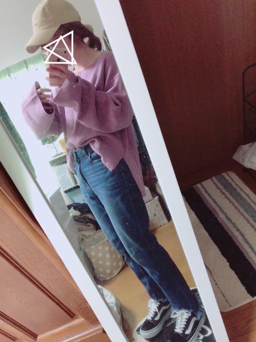 「カジュアルコーデ、春物、春ニット、ミラノリブ、カットオフデニム、キャップ×メガネ、ガチメガネ、VANS、cafe、神戸」｜「MILKFED.のCORDUROY LOGO CAP（キャップ、ベージュ系）」を使った、ユズルさん（レディース・150cm）の冬コーディネートの1枚目の写真
