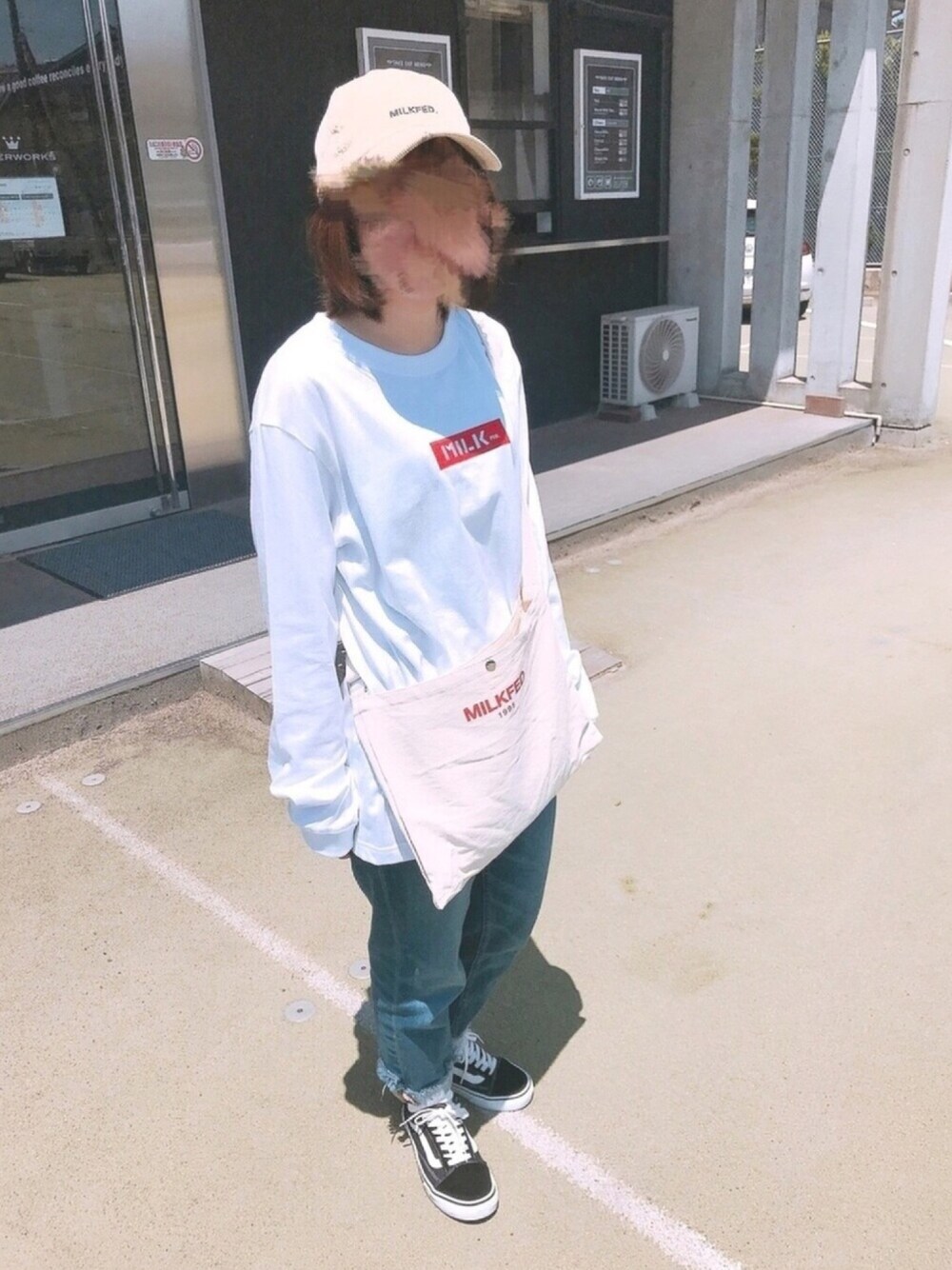 「シンプル、カジュアル、誕生日、サコッシュ、ゆるトップス、ロンT、刺繍、カットオフデニム、プレゼント、キャップ×メガネ」｜「MILKFED.のCORDUROY LOGO CAP（キャップ、ベージュ系）」を使った、ユズルさん（レディース・150cm）の春コーディネートの1枚目の写真