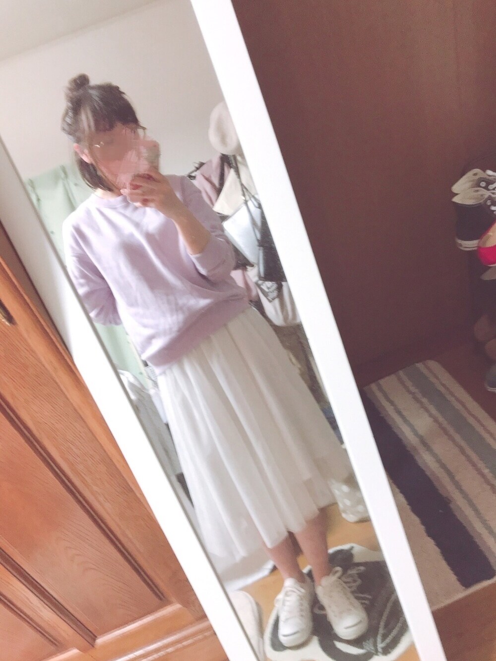 パープル系のスウェット、ホワイト系のスカート、ホワイト系のスニーカーを着用したレディースの春コーディネートの1枚目の写真