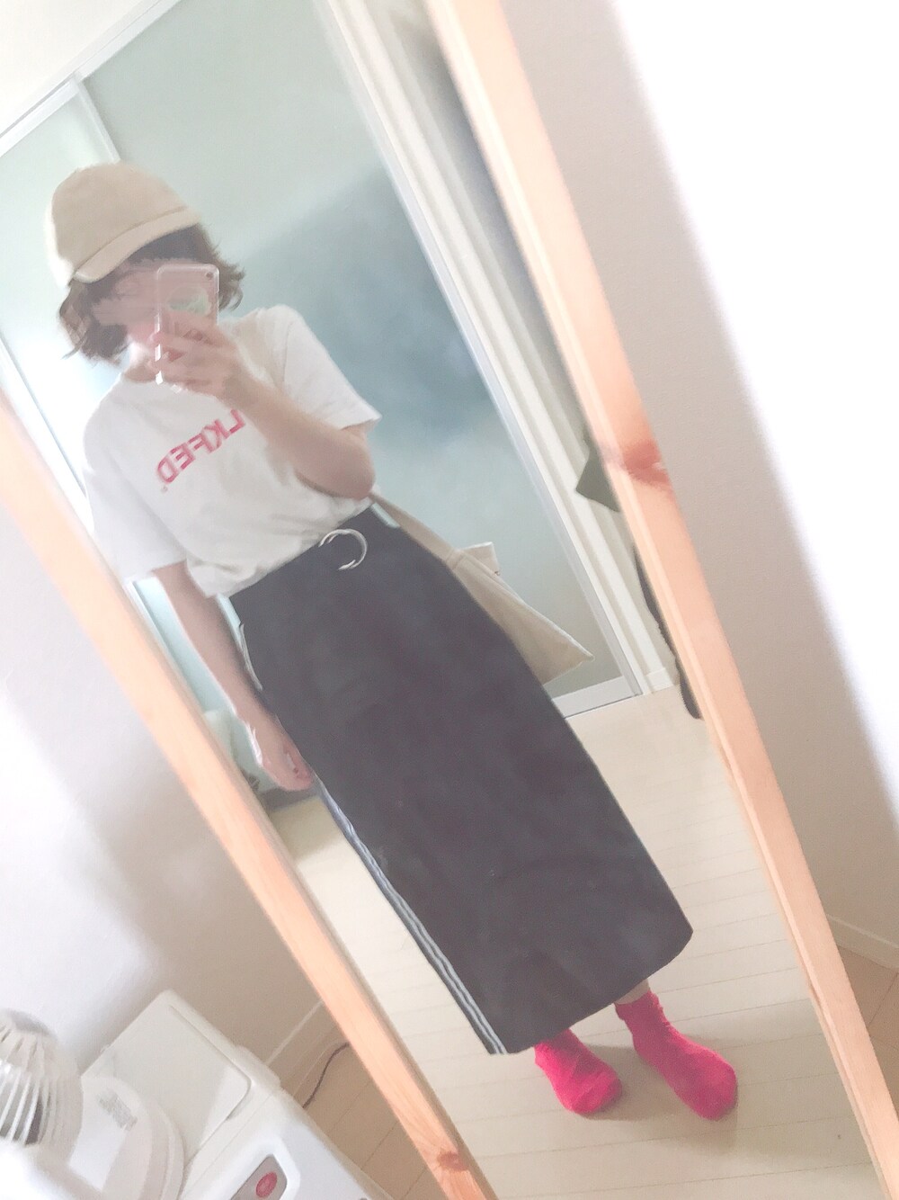「夏、シンプル、タックイン、ロゴT、ラインスカート、タイトスカート、差し色(赤)、キャップ×メガネ」｜「GLOBAL WORKのローキャップ/727849（キャップ、ベージュ系）」を使った、ユズルさん（レディース・150cm）の夏コーディネートの1枚目の写真
