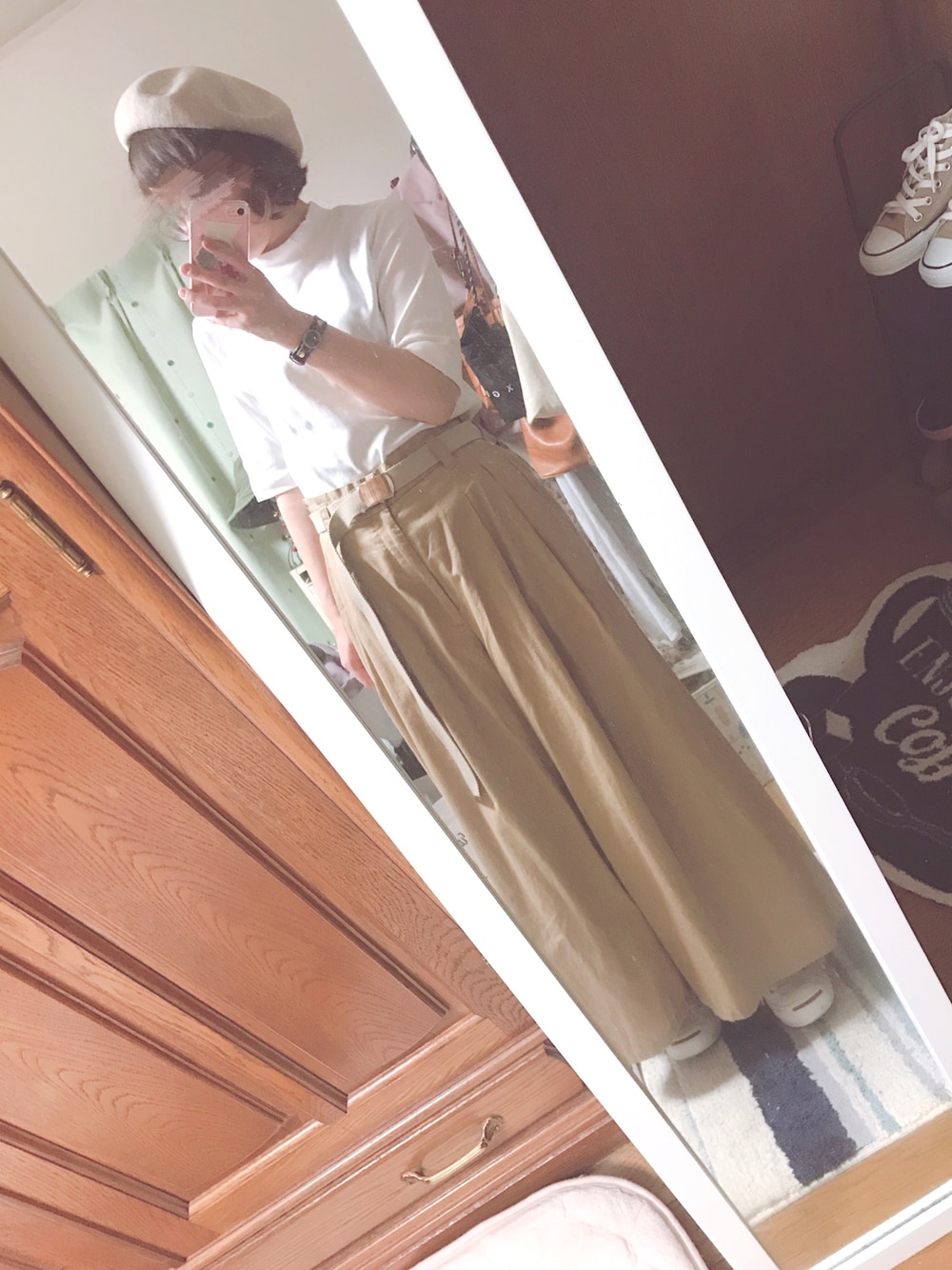 「夏のワントーンコーデ、ハイネック、袴パンツ、シンプル、ガチャベルト、白スニーカー、ジャックパーセル、ベレー帽×メガネ」｜「GUのアイテム（ハンチング/ベレー帽、ベージュ系）」を使った、ユズルさん（レディース・150cm）の夏コーディネートの1枚目の写真