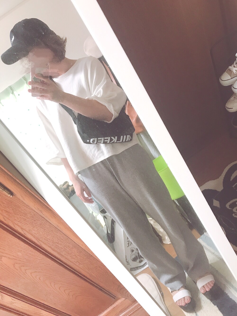 「リブパンツ、ゆるトップス、キャップ×メガネ、シンプル、エフォートレス、ロゴバッグ、ミニショルダー」｜「Dickiesのディッキーズスマイル刺繍CAP（キャップ、ブルー系）」を使った、ユズルさん（レディース・150cm）の夏コーディネートの1枚目の写真