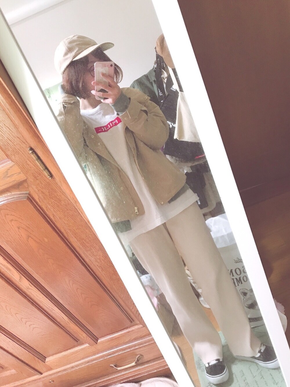 ベージュ系のマウンテンパーカー、レッド系のTシャツ/カットソー、ベージュ系のその他パンツを着用したレディースの春コーディネートの1枚目の写真