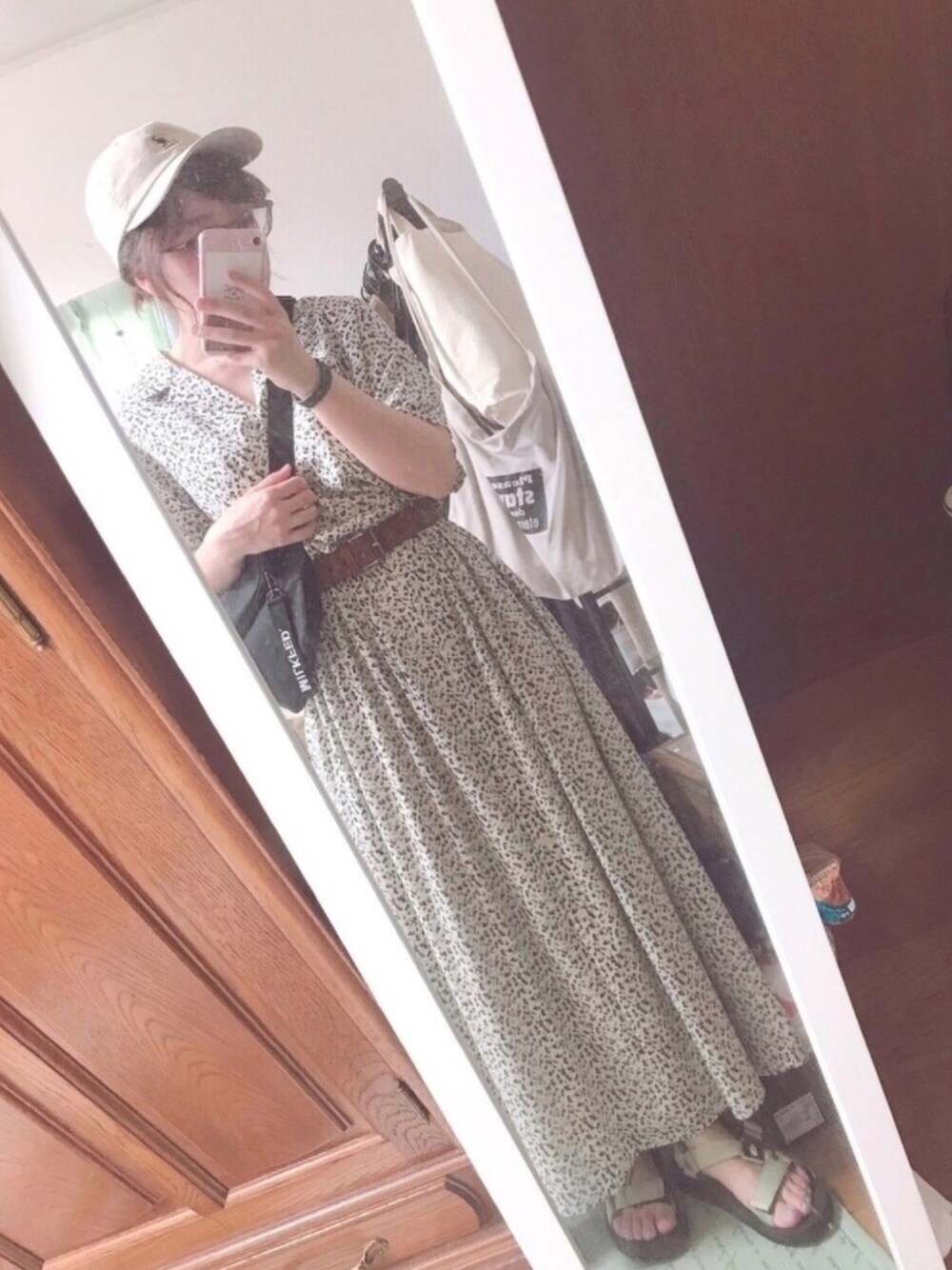 「開襟ワンピース、小花柄、マキシ丈ワンピース、祭り、キャップ×メガネ、スポーツサンダル、ワントーンコーデ、ボディーバッグ、ウエストマーク、低身長コーデ」｜「KANGOLのカンゴール キャップ ストラップバック ウォッシュド ベースボール  ローキャップ KANGOL STRAPBACK CAP WASHED BASEBALL（キャップ、ベージュ系）」を使った、ユズルさん（レディース・150cm）の夏コーディネートの1枚目の写真