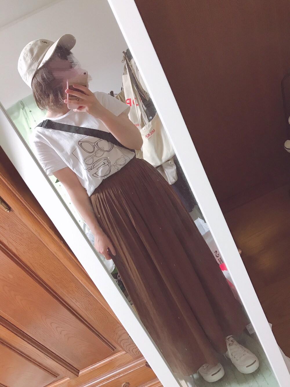 ホワイト系のTシャツ/カットソー、ブラック系のボディバッグ/ウエストポーチ、ブラウン系のその他パンツを着用したレディースの夏コーディネートの1枚目の写真