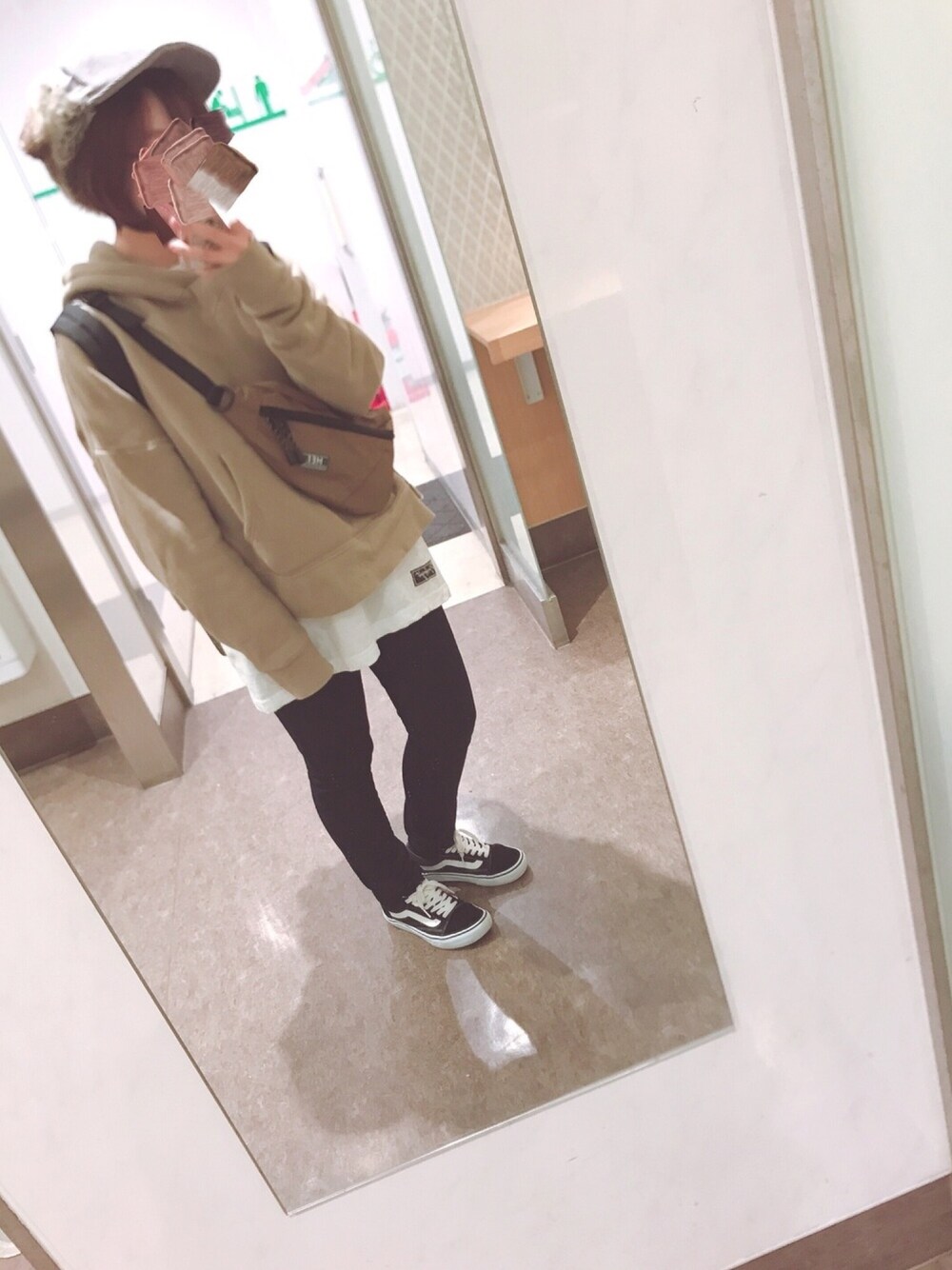 「大人カジュアル、カフェオレコーデ、フライトキャップ、ゆるパーカー、ビッグシルエット、レイヤードスタイル、LIVEコーデ、リュック女子、ボディバッグ」｜「無のイヤーカバーコーデュロイキャップ（キャップ、グレー系）」を使った、ユズルさん（レディース・150cm）の秋コーディネートの1枚目の写真