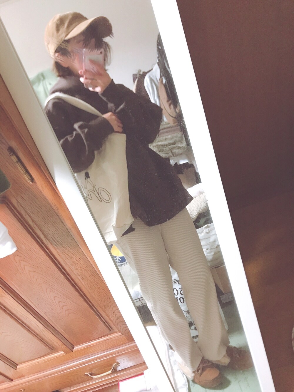 ブラウン系のパーカー、その他のトートバッグ、ベージュ系のその他パンツを着用したレディースの秋コーディネートの1枚目の写真