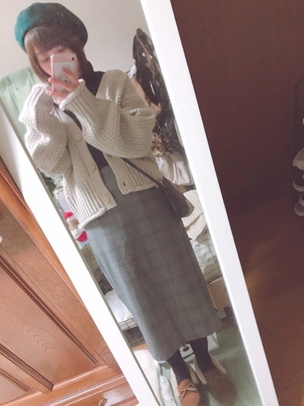 「冬コーデ、ざっくりニット、タイトスカート、グレンチェック、モカシン、ベレー帽、LIVEコーデ、タートルネック、ポシェット」｜「CHILD WOMANの自転車刺しゅう　フェルトベレー帽（ハンチング/ベレー帽、グリーン系）」を使った、ユズルさん（レディース・150cm）の秋コーディネートの1枚目の写真