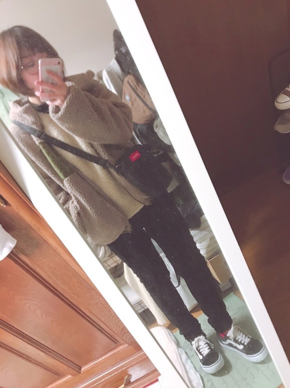 「もこもこ、ボアパーカー、アルパカ、ハイネック、コーデュロイパンツ、差し色(赤)、ポシェット、LIVEコーデ、ガチメガネ、低身長コーデ」｜「no brandのアイテム（その他アウター、ベージュ系）」を使った、ユズルさん（レディース・150cm）の冬コーディネートの1枚目の写真