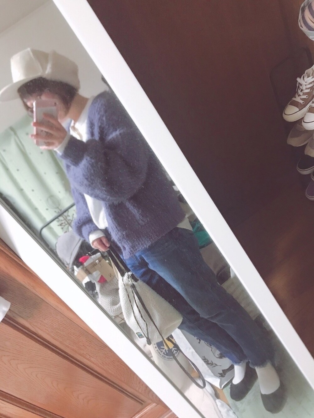 ブルー系のカーディガン/ボレロ、ホワイト系のTシャツ/カットソー、ブルー系のデニムパンツを着用したレディースの冬コーディネートの1枚目の写真