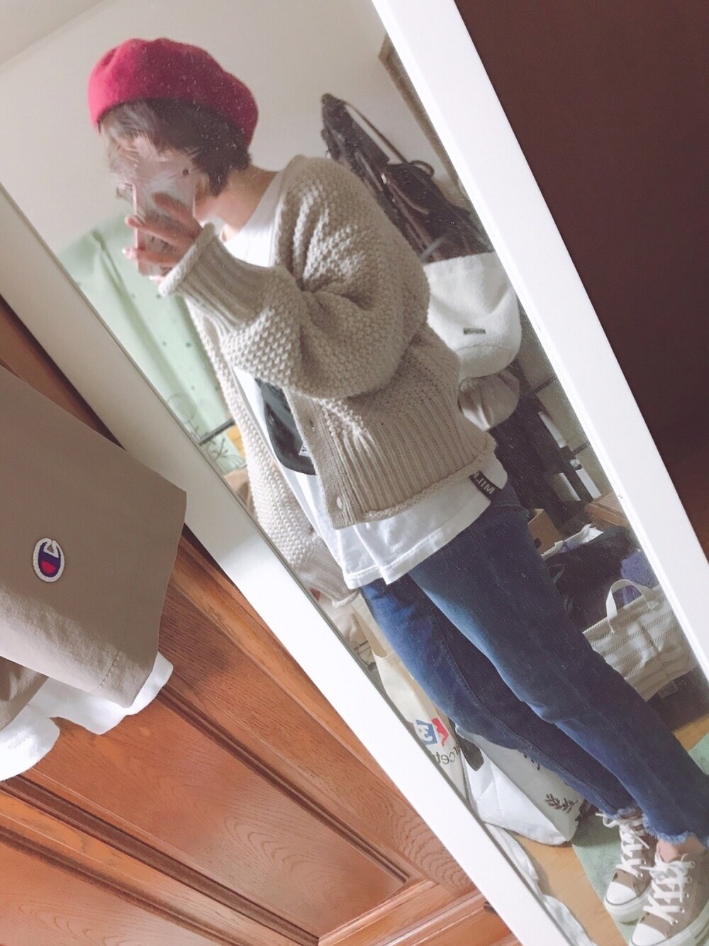 「ざっくりニット、ロゴT、カットオフデニム、さしいろ、ベレー帽×メガネ、購入品、肌触り気持ち良い、おすすめ、ボディバッグ、ちょっとそこまで」｜「studio CLIPのカラー厚地ベレー（ハンチング/ベレー帽、レッド系）」を使った、ユズルさん（レディース・150cm）の冬コーディネートの1枚目の写真