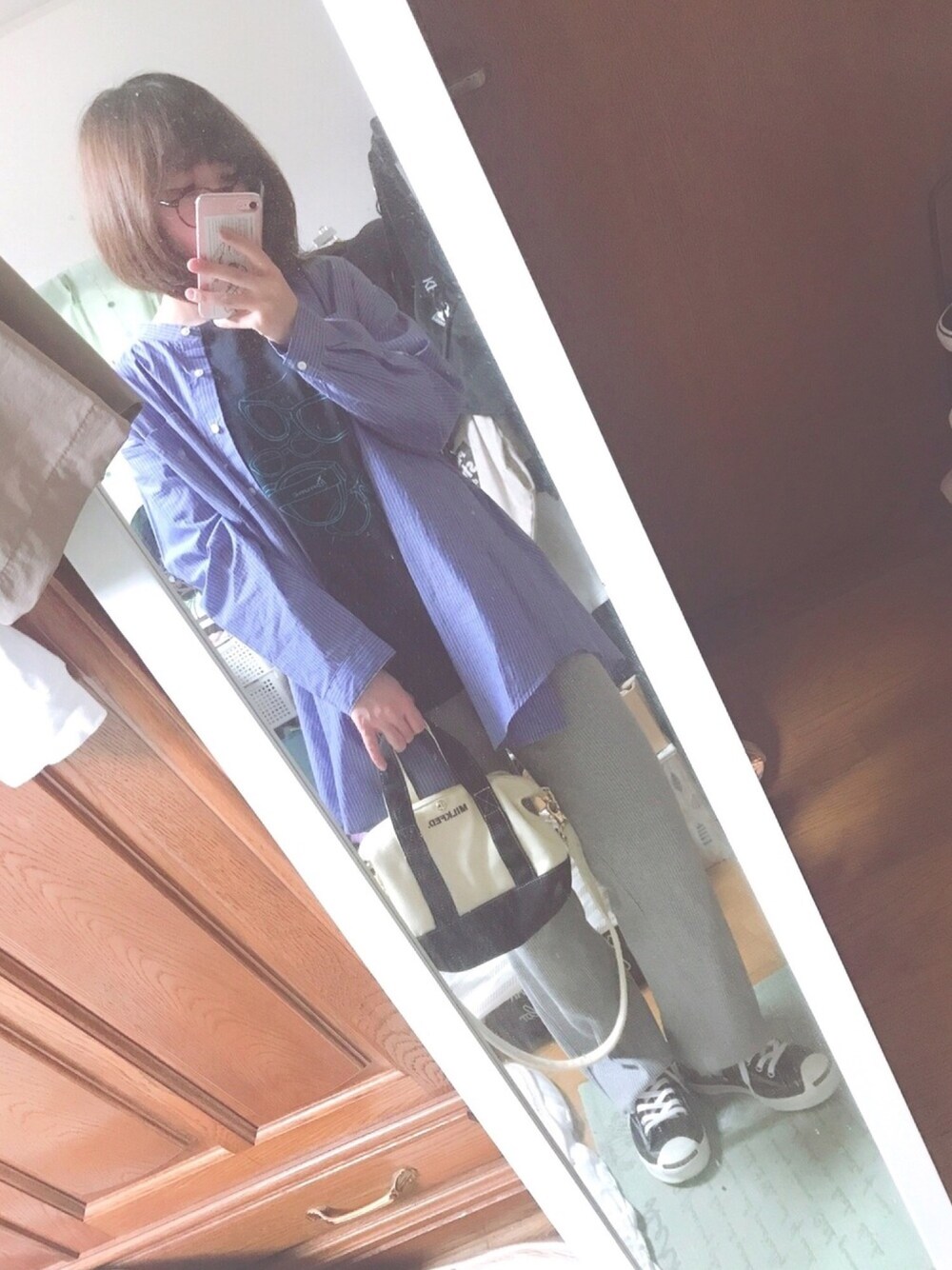 「休日スタイル、部屋撮り、ちょっとそこまで、チュニック、バンドカラーシャツ、リブパンツ、ミニトート、髪伸びた、バンドT、LIVEグッズ」｜「MILKFED.の2WAY SHOULDER TOTE MINI（ショルダーバック/ロゴ）（ショルダーバッグ、ブラック系）」を使った、ユズルさん（レディース・150cm）の春コーディネートの1枚目の写真