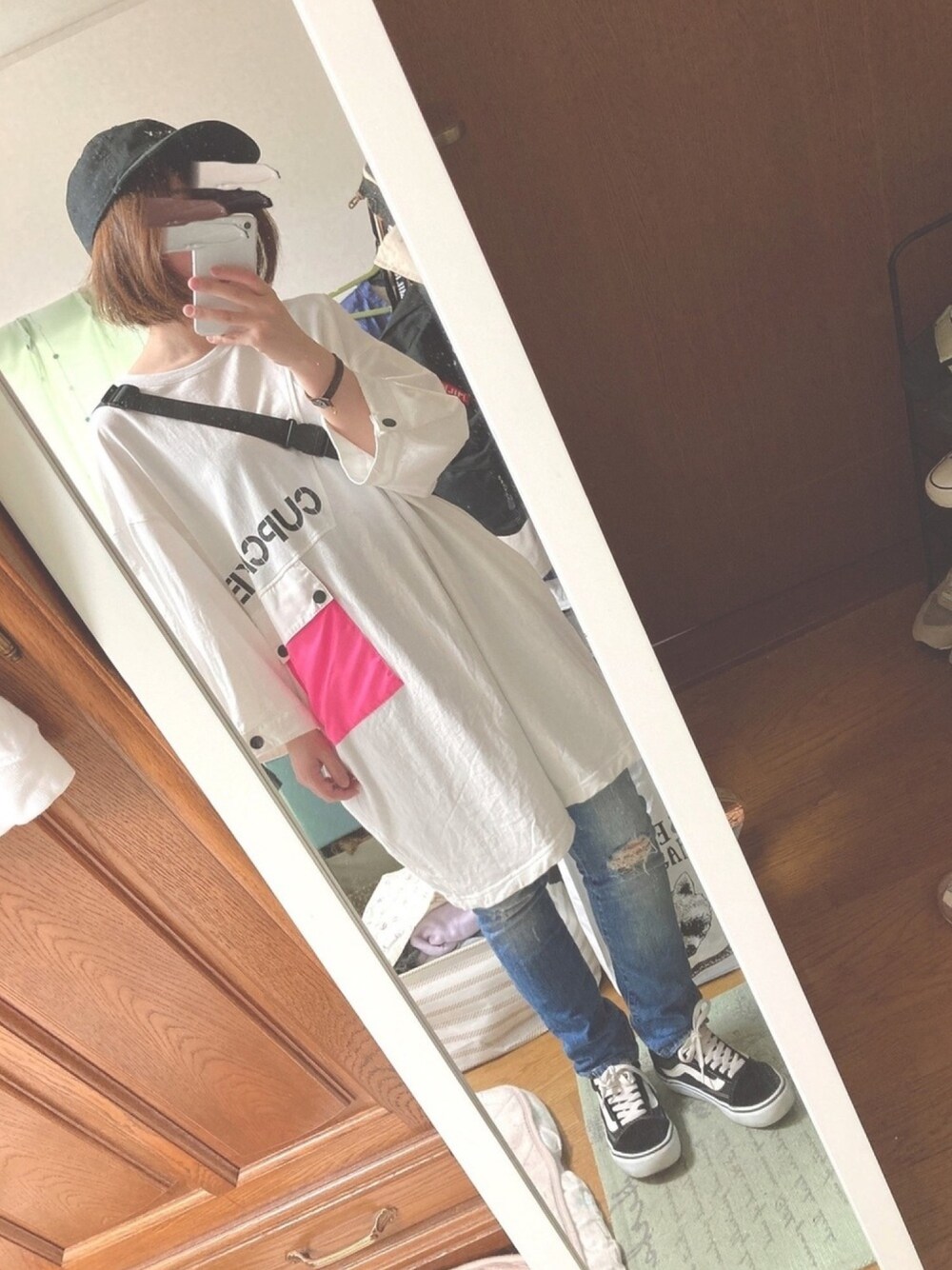 「夏コーデ、オーバーサイズ、差し色、蛍光カラー、ダメージデニム、キャップ×メガネ、デニムマスク、休日スタイル、コラボアイテム」｜「liveグッズ＊のアイテム（キャップ、ブラック系）」を使った、ユズルさん（レディース・150cm）の夏コーディネートの1枚目の写真