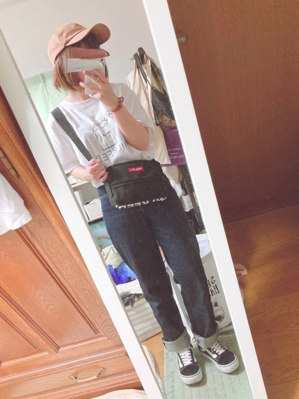 「夏コーデ、低身長コーデ、ロゴバッグ、バックプリント、白Tシャツ×デニム、ストレートデニム、ハイウエスト、オーバーサイズ、コラボTシャツ、夏だ！Tシャツ着よう！」｜「AMERICAN HOLICの綿キャップ（キャップ、イエロー系）」を使った、ユズルさん（レディース・150cm）の夏コーディネートの1枚目の写真