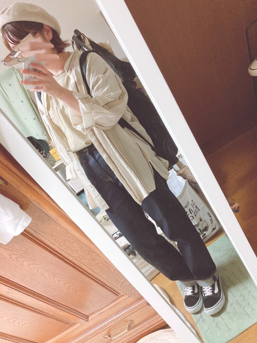 ベージュ系のシャツ/ブラウス、ベージュ系のTシャツ/カットソー、ブラック系のバックパック/リュックを着用したレディースの夏コーディネートの1枚目の写真