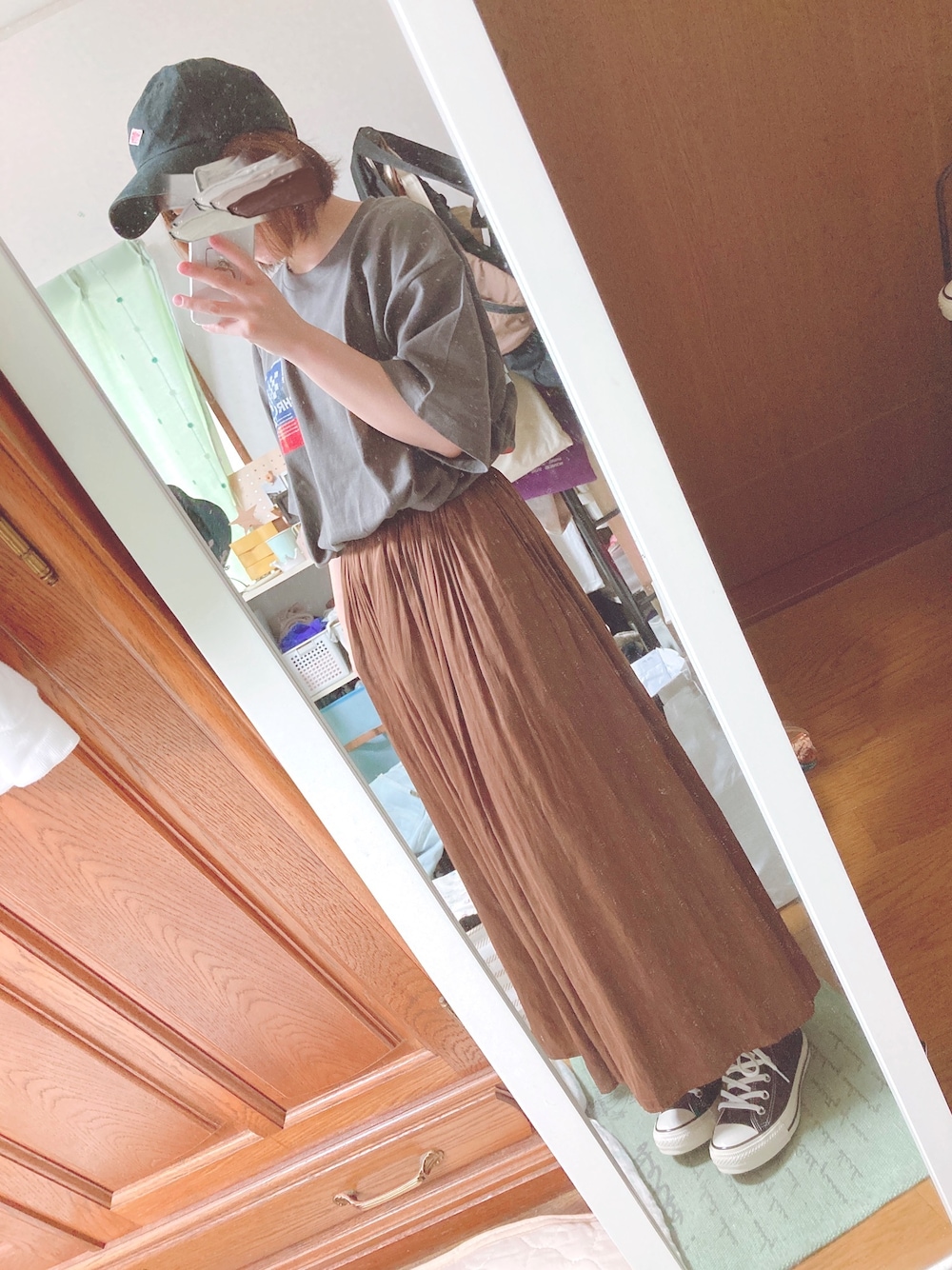 その他のTシャツ/カットソー、ブラウン系のその他パンツ、ブラック系のスニーカーを着用したレディースの夏コーディネートの1枚目の写真