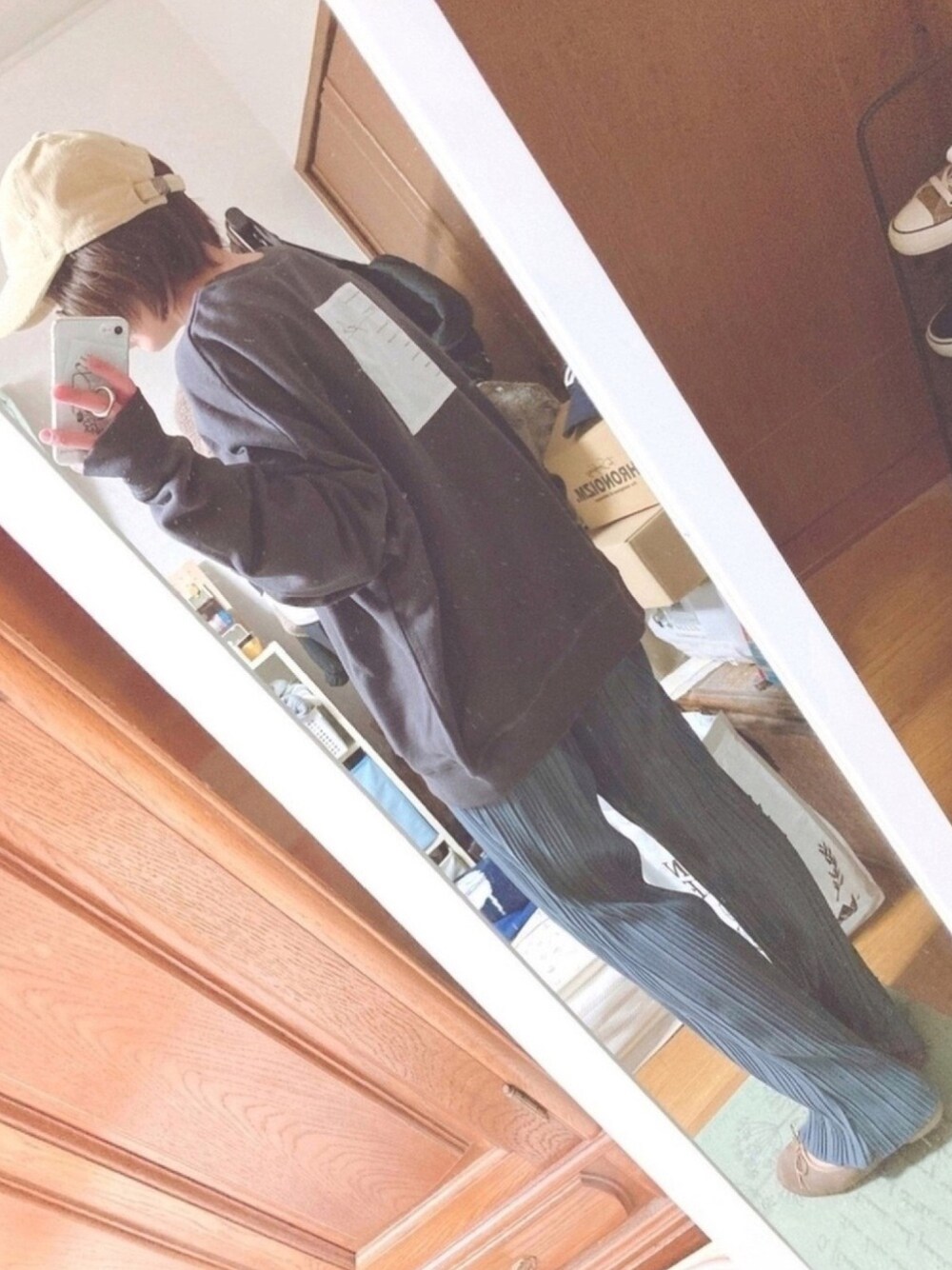 ブラック系のスウェット、ブルー系のパンツ、ベージュ系のバレエシューズを着用したレディースの冬コーディネートの1枚目の写真