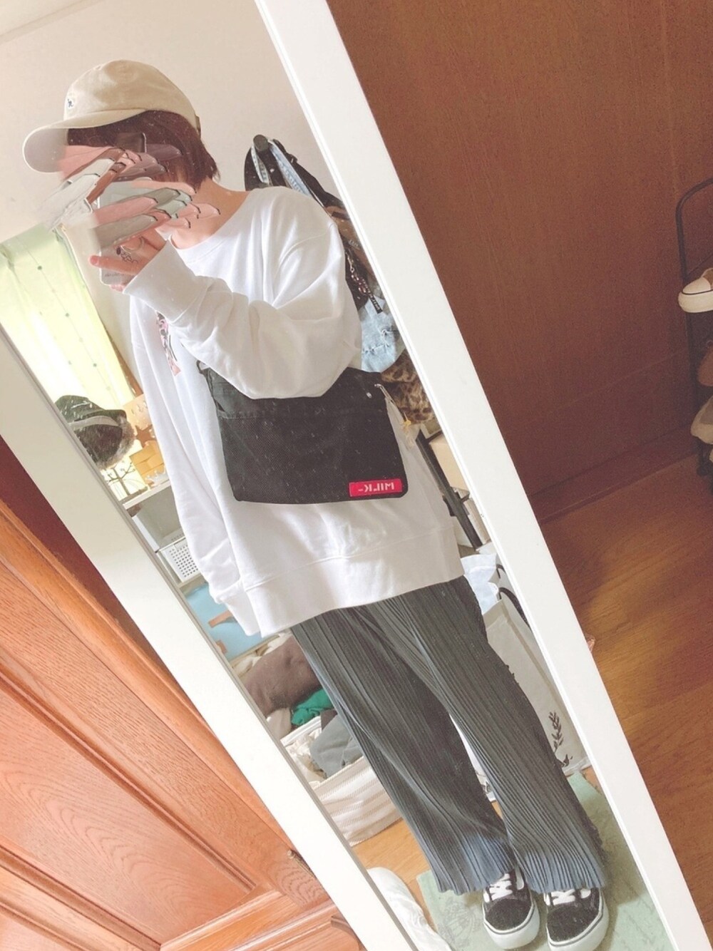 「休日スタイル、プリーツパンツ、ビッグスウェット、サコッシュ、バックプリント、寒色系、ゆるコーデ、メンズライク、キャップ×メガネ、くすみカラー」｜「KANGOLのカンゴール キャップ ストラップバック ウォッシュド ベースボール  ローキャップ KANGOL STRAPBACK CAP WASHED BASEBALL（キャップ、ベージュ系）」を使った、ユズルさん（レディース・150cm）の冬コーディネートの1枚目の写真